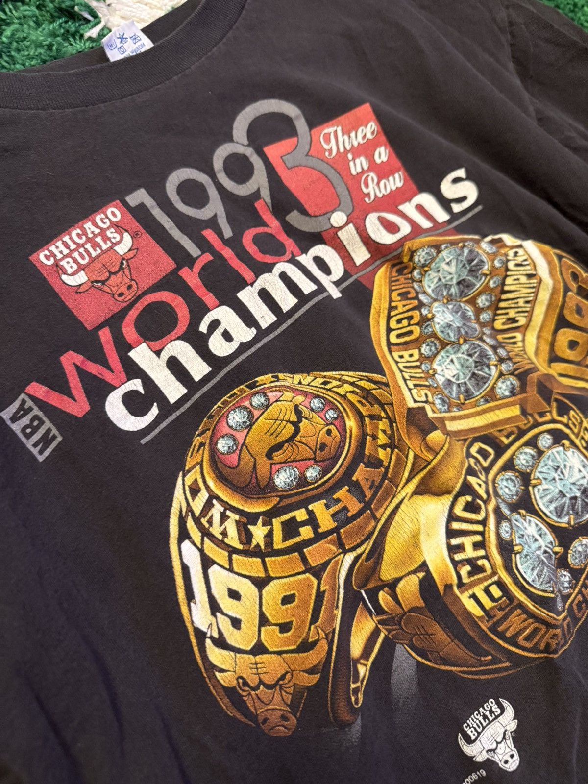 Vintage 1993 Vintage Bulls Three Rings Tee Size US L / EU 52-54 / 3 - 2 Thumbnail