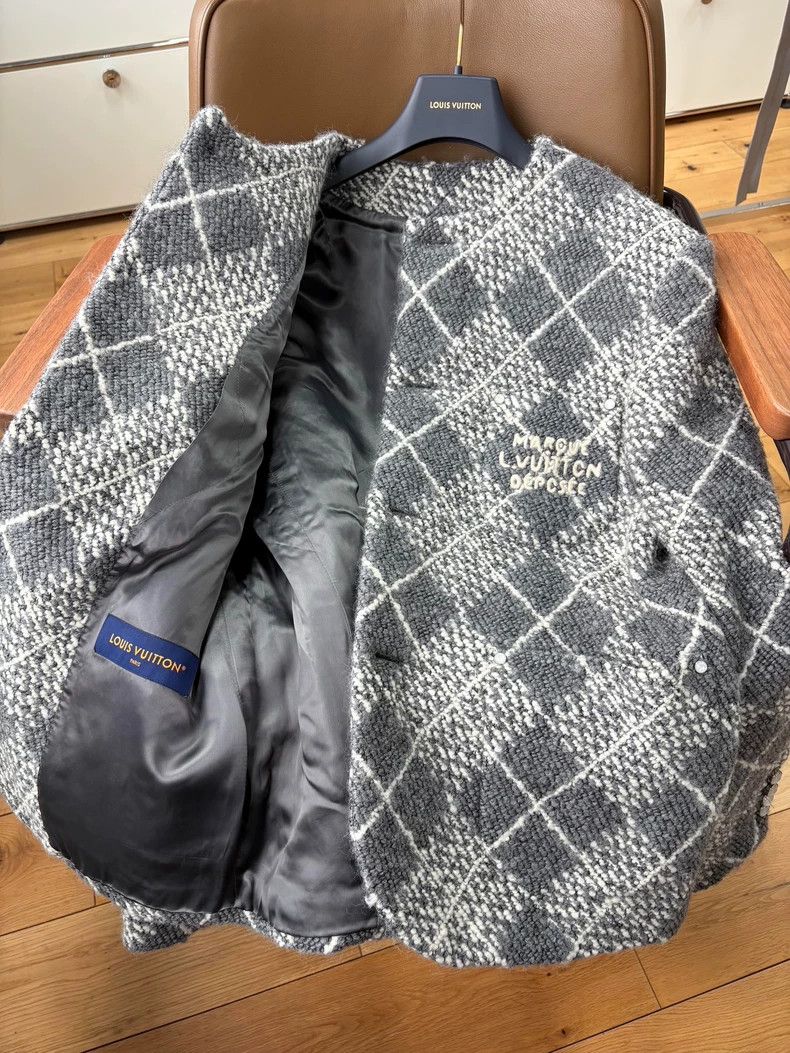 Louis Vuitton Louis Vuitton Rhombic plaid wool grey and white coat for t Size US M / EU 48-50 / 2 - 5 Thumbnail