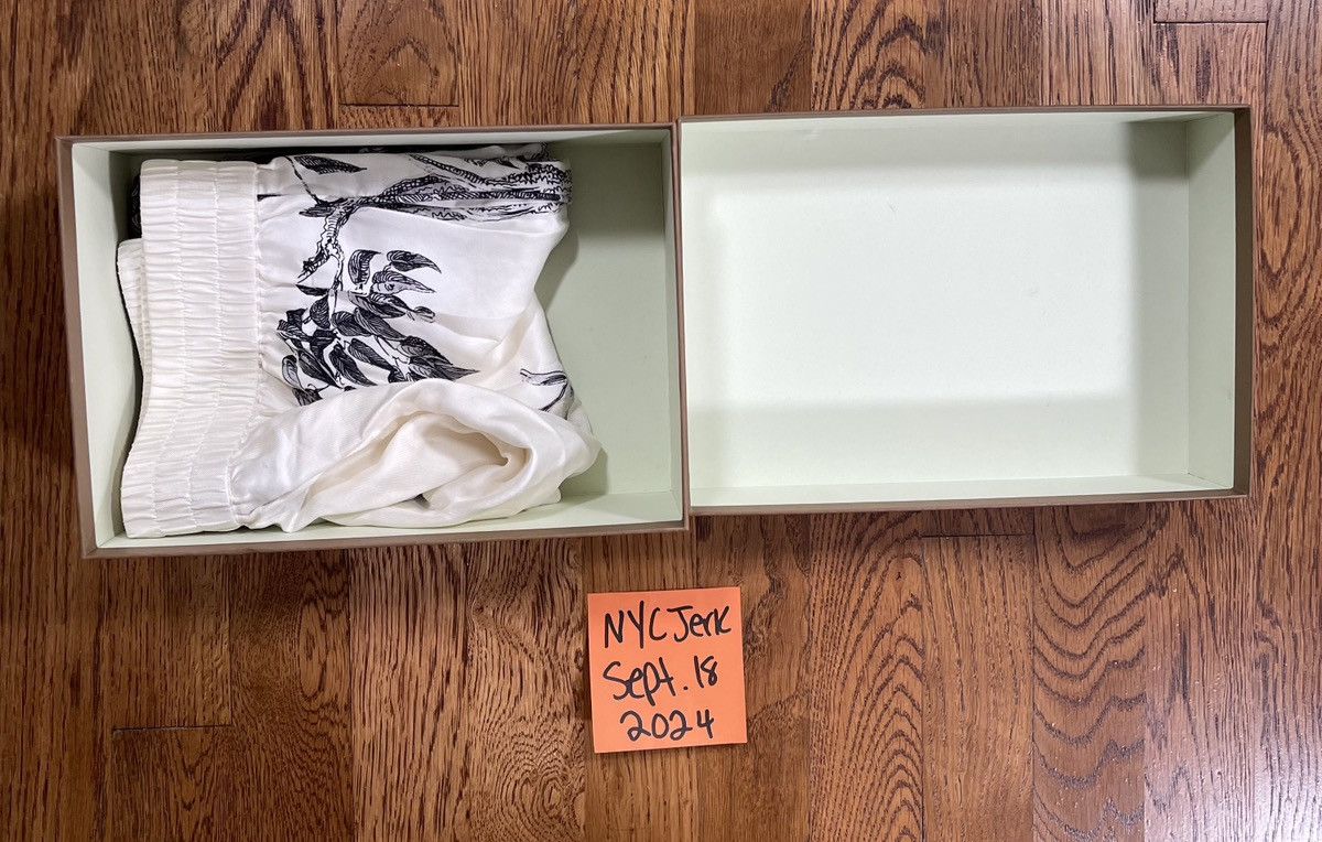 Burberry Burberry London Silk Shorts Dear Logo White Women’s Size 2 Size 26" / US 2 / IT 38 - 8 Thumbnail