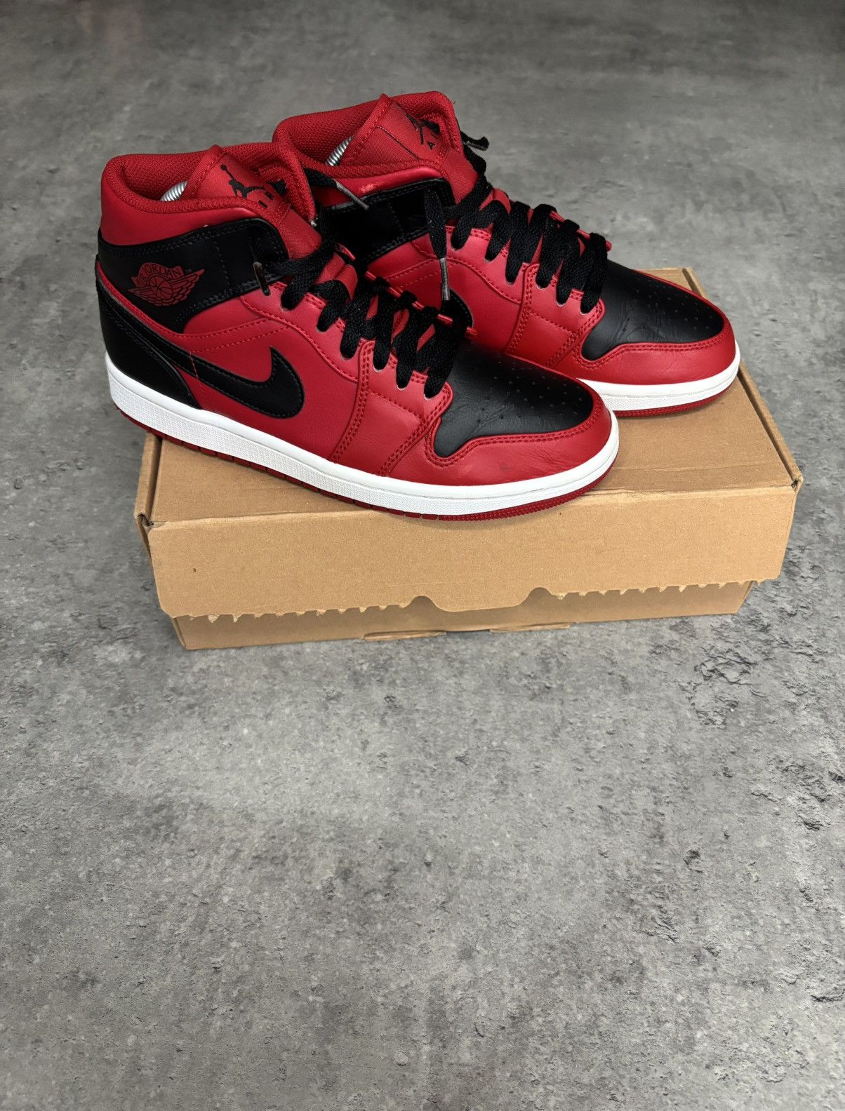 Jordan Brand Nike Air Jordan 1 Mid Reverse Bred Like New Streetwear Size US 7 / EU 40 - 2 Thumbnail