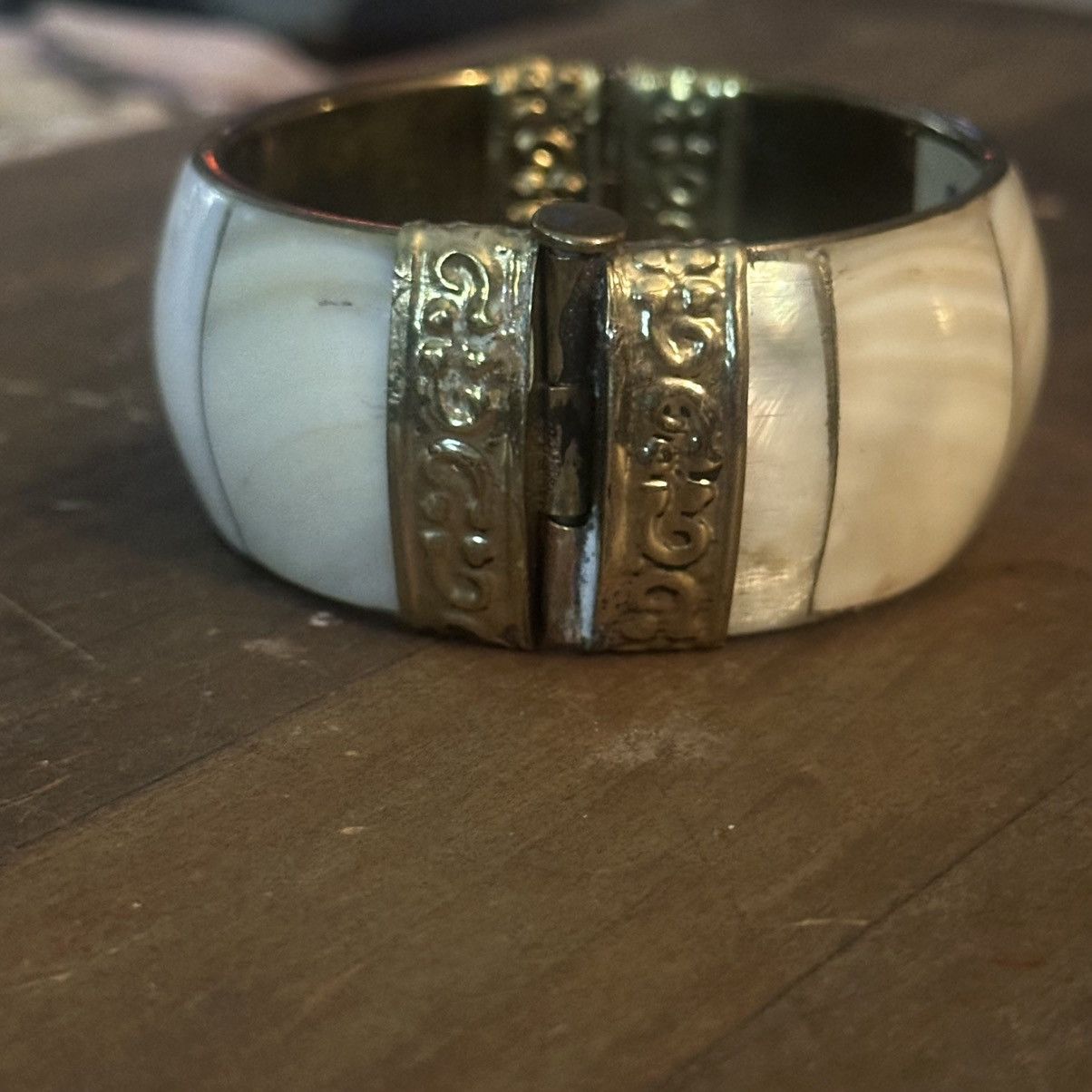 Vintage Vintage chunky mother of pearl brass hinged bangle bracelet Size ONE SIZE - 4 Thumbnail