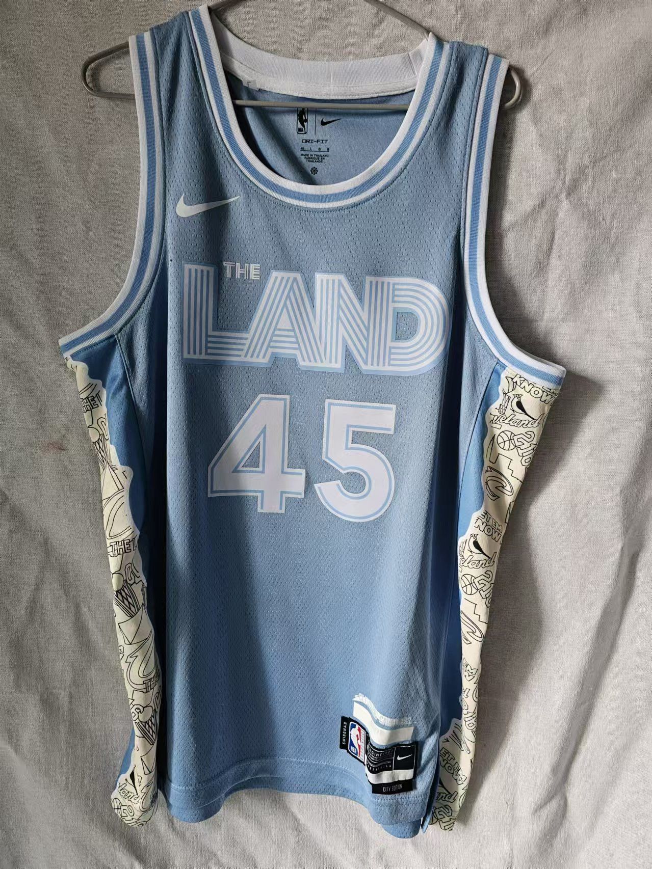 NBA Cleveland Cavaliers 45 Donovan Mitchell Jersey City Edition Size US M / EU 48-50 / 2 - 2 Thumbnail