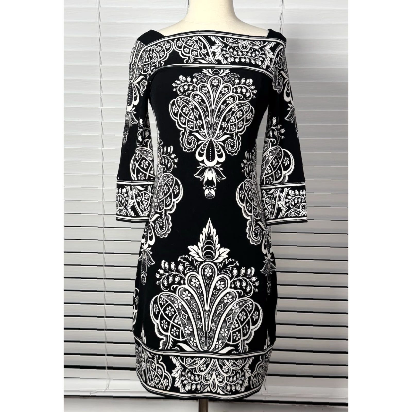 White House Black Market Shift Dress WHBM XS / XXS Floral Knit Dress Knee  Length 3/4