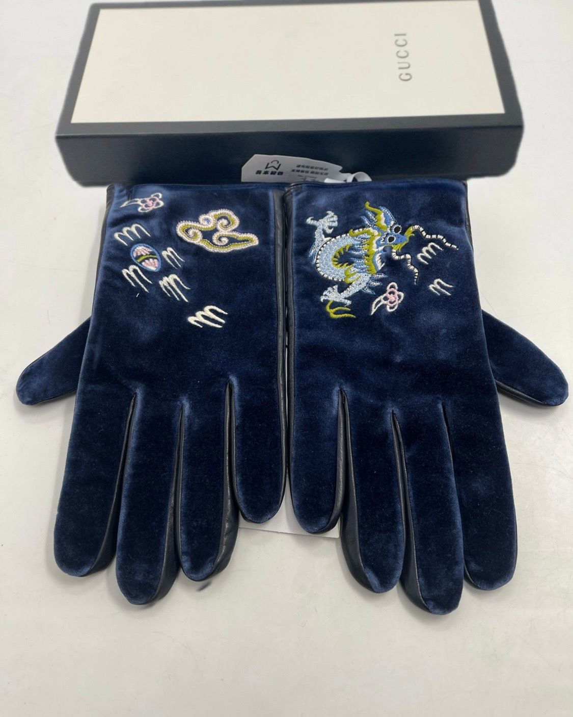 Pre-owned Gucci Blue Velvet Gloves