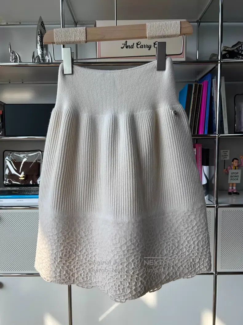 Chanel Chanel Beige camellia knitted hollow skirt flower bud skir Size 25" / US 0 / IT 36 - 1 Thumbnail
