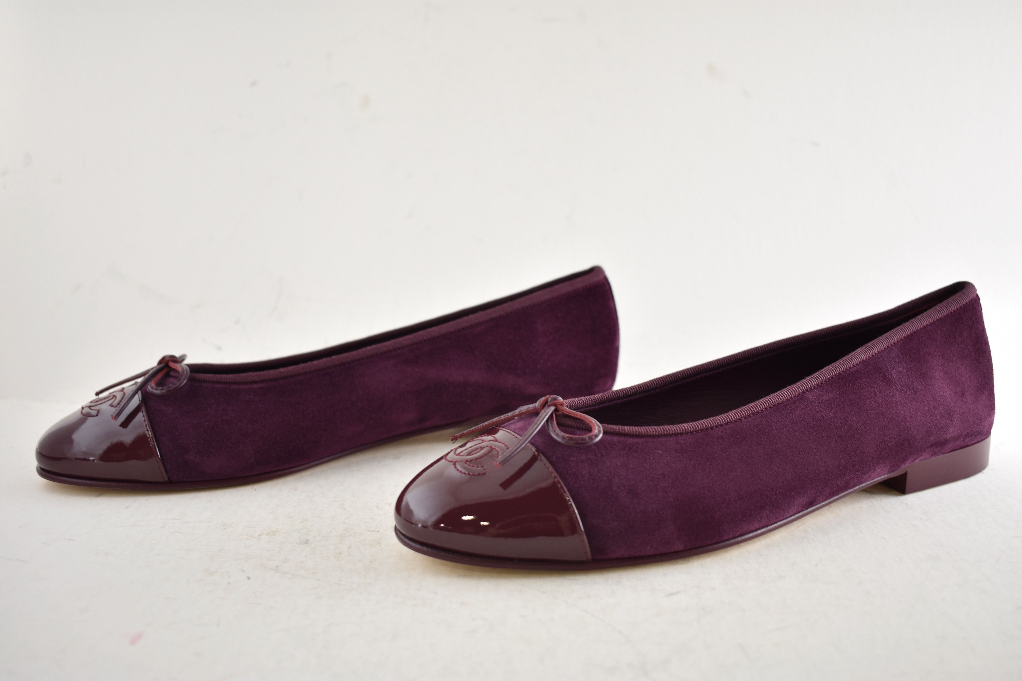 Chanel 26A Burgundy Purple Suede CC Logo Ballet Ballerina Flat 41 Size US 11 / IT 41 - 18 Thumbnail