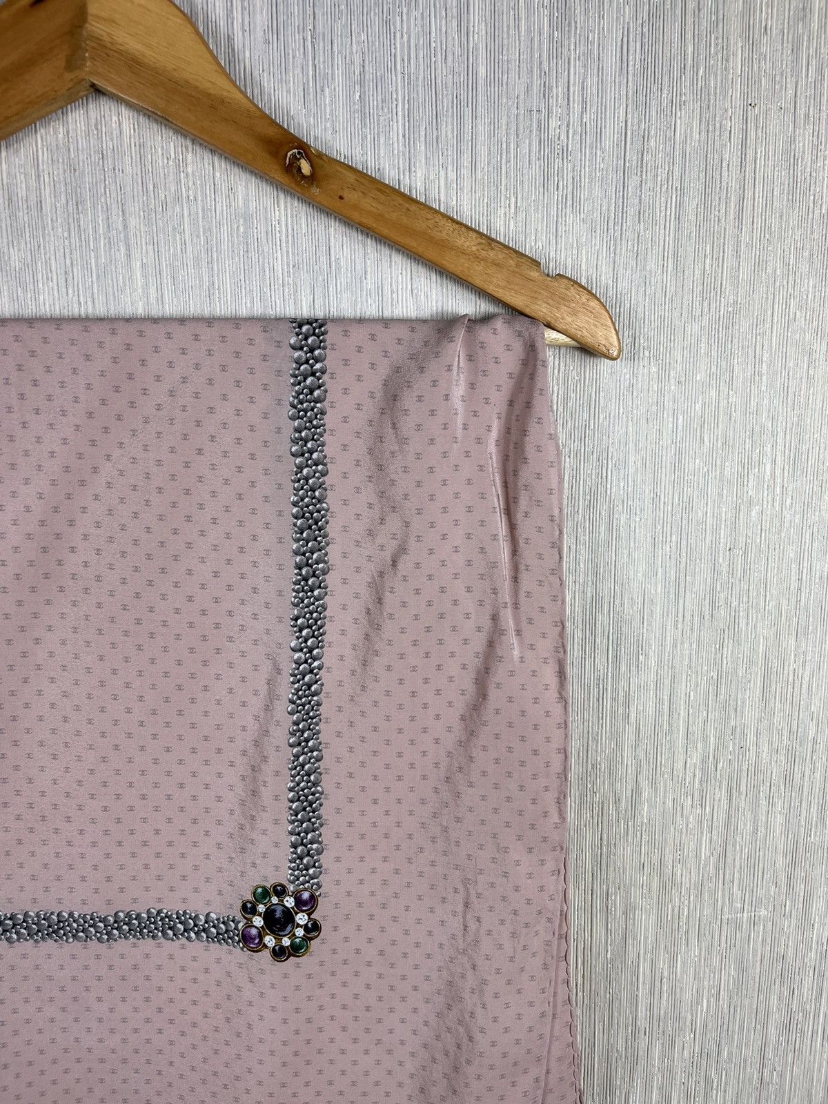 Chanel × Vintage Vintage Chanel silk scarf monogram shiny pearls brooch logo Size ONE SIZE - 2 Thumbnail
