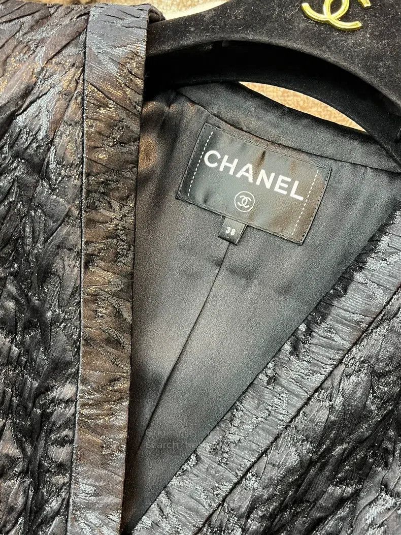 Chanel Chanel 20A black embossed four-pocket jacket Size XS / US 0-2 / IT 36-38 - 2 Thumbnail