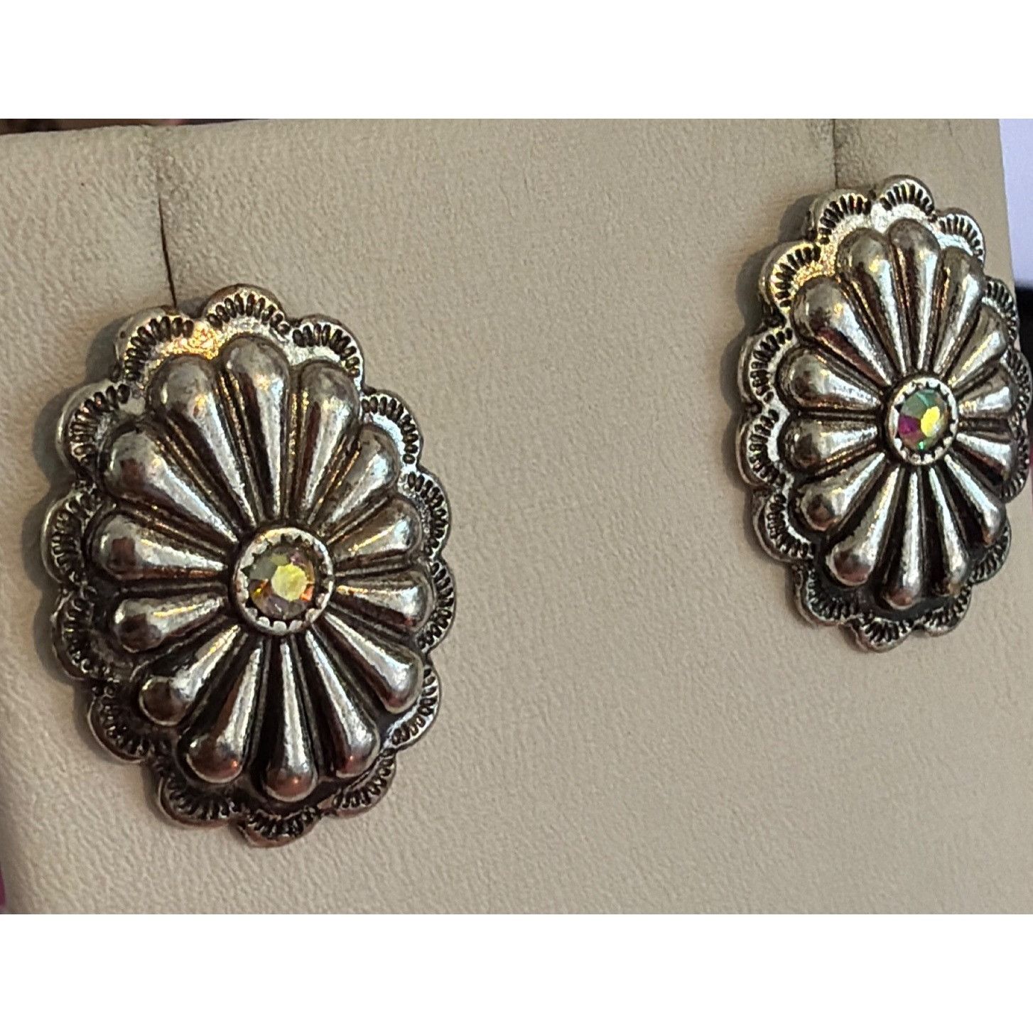 Other Vtg Silver Tone Concho Floral Stud Earrings Rhinestone Cente Size ONE SIZE - 2 Thumbnail