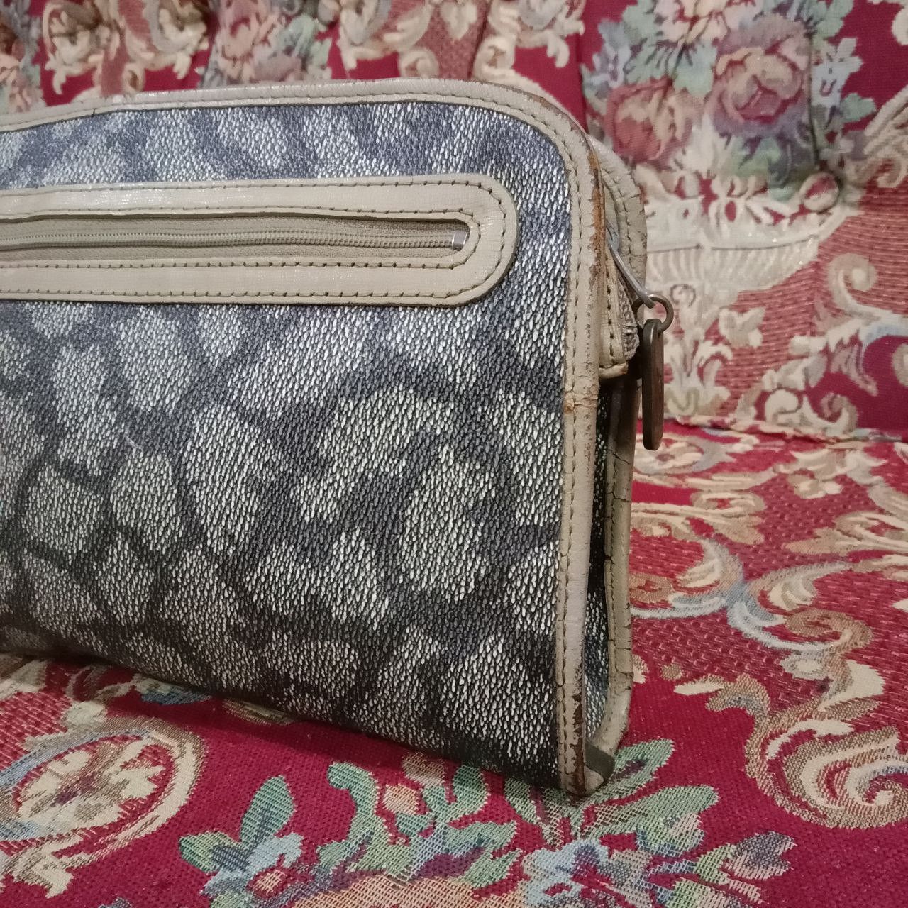 Vintage Vintage Yves Saint Laurent Giraffe Clutch Bag Size ONE SIZE - 15 Thumbnail