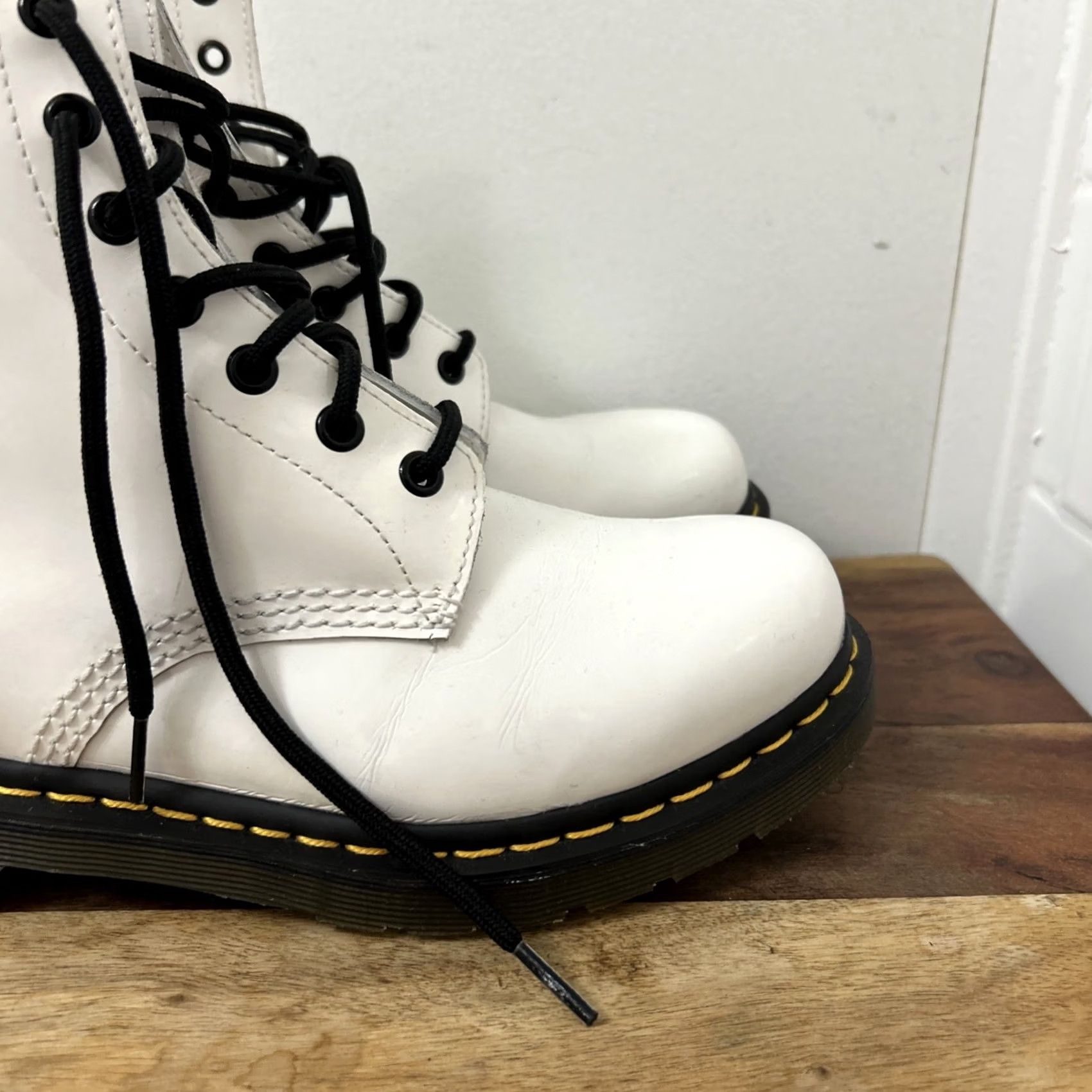 Dr. Martens VINTAGE Dr. Martens 1460 Boots Womens 9 White Patent Leather Lace Up 8 Eyelets Black Logo Combat Halloween? Size US 9 / IT 39 - 3 Thumbnail