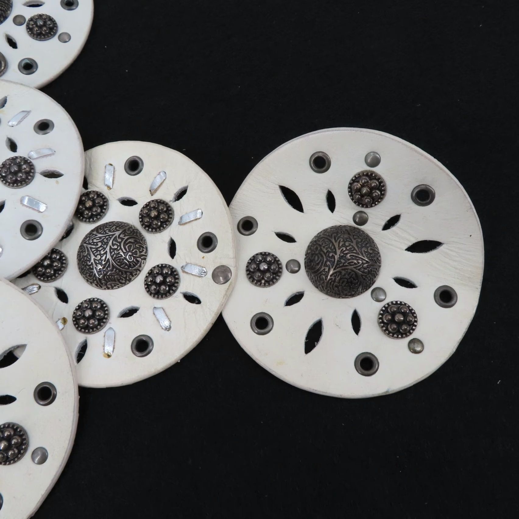 Vintage VINTAGE Womens One Size White Leather Silver Tone Metal Studded Medallion Belt Boho Size ONE SIZE - 3 Thumbnail