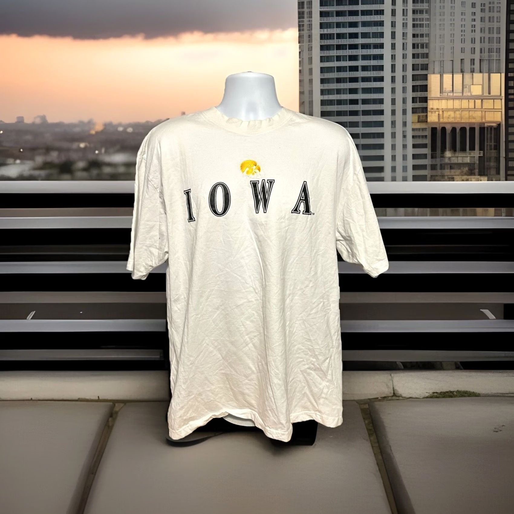 Vintage VINTAGE Colosseum Iowa Hawkeyes Shirt Men XL White Short Sleeve Crew Neck Embroidered Size US XL / EU 56 / 4 - 4 Thumbnail