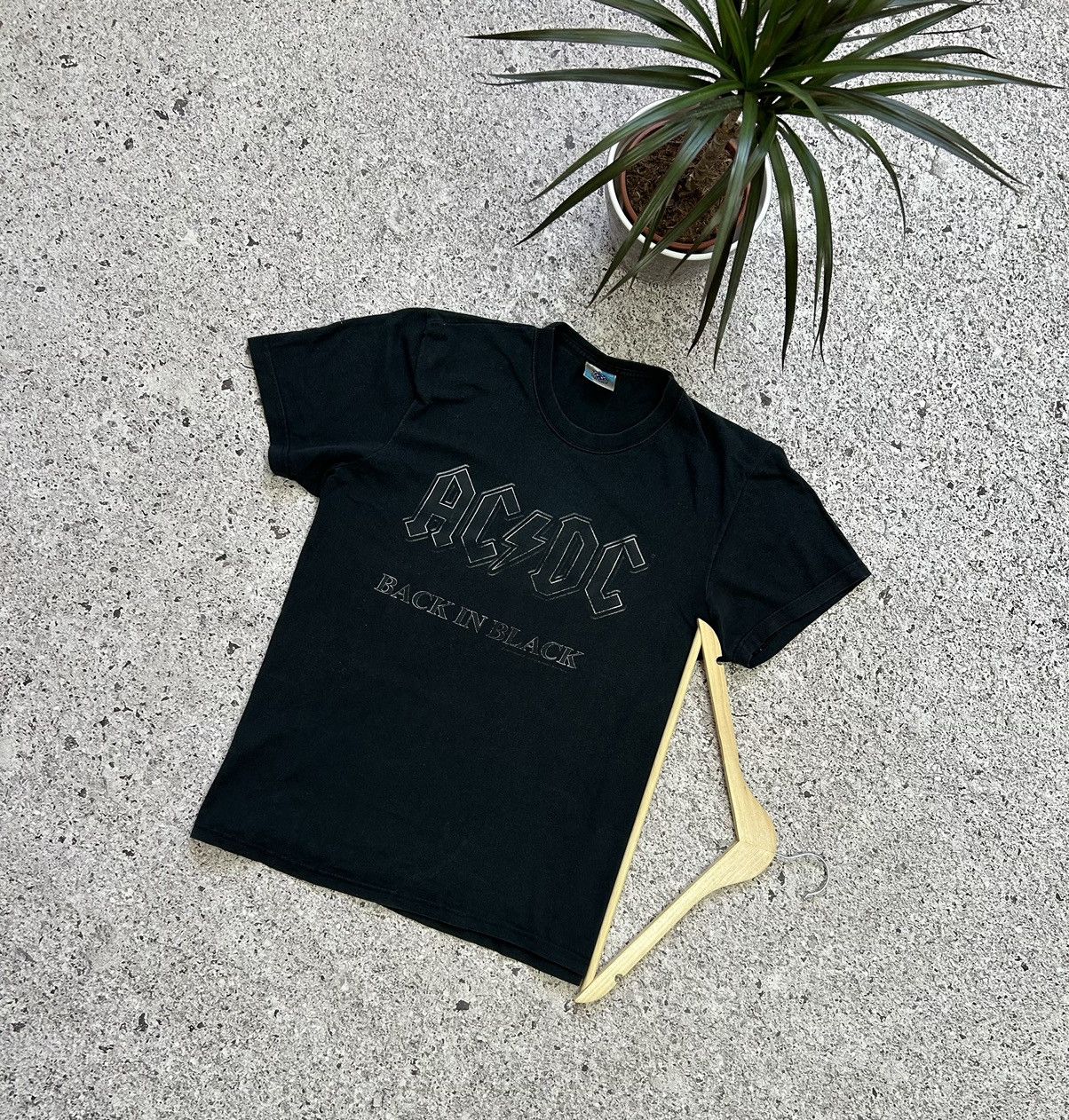 AC/DC × Band Tees Rare Vintage 2004 AC/DC Back In Black 2004 Rock T-Shirt Size US L / EU 52-54 / 3 - 1 Thumbnail