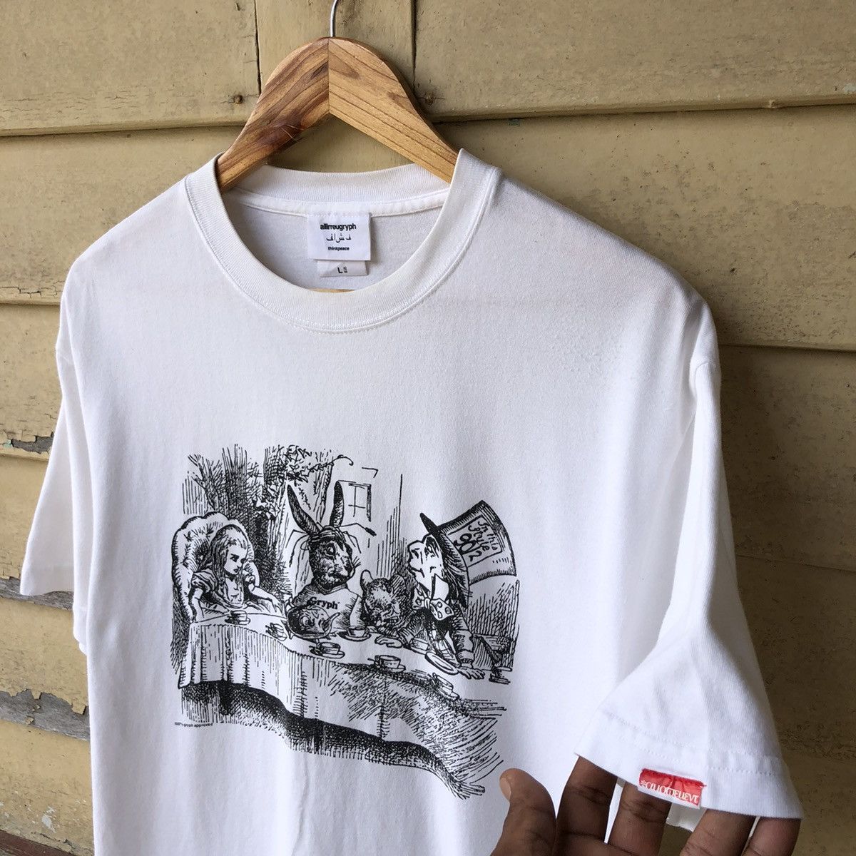 Vintage Vintage Alice in Wonderland Mad Hatters Tea Party Tshirt Size US L / EU 52-54 / 3 - 3 Thumbnail