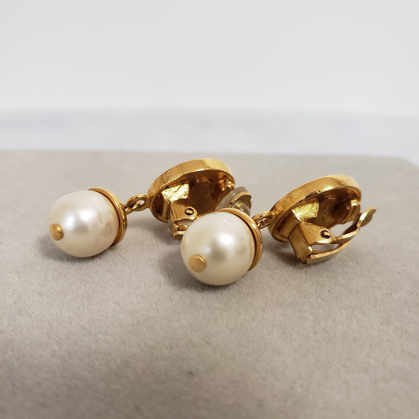 Chanel Chanel Paris CC Faux Pearl Dangle Clip On Size ONE SIZE - 18 Thumbnail