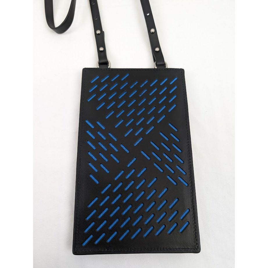 o1rshd1 Q:2 / Size: OS / Paper Calf Perforated Case in Nero