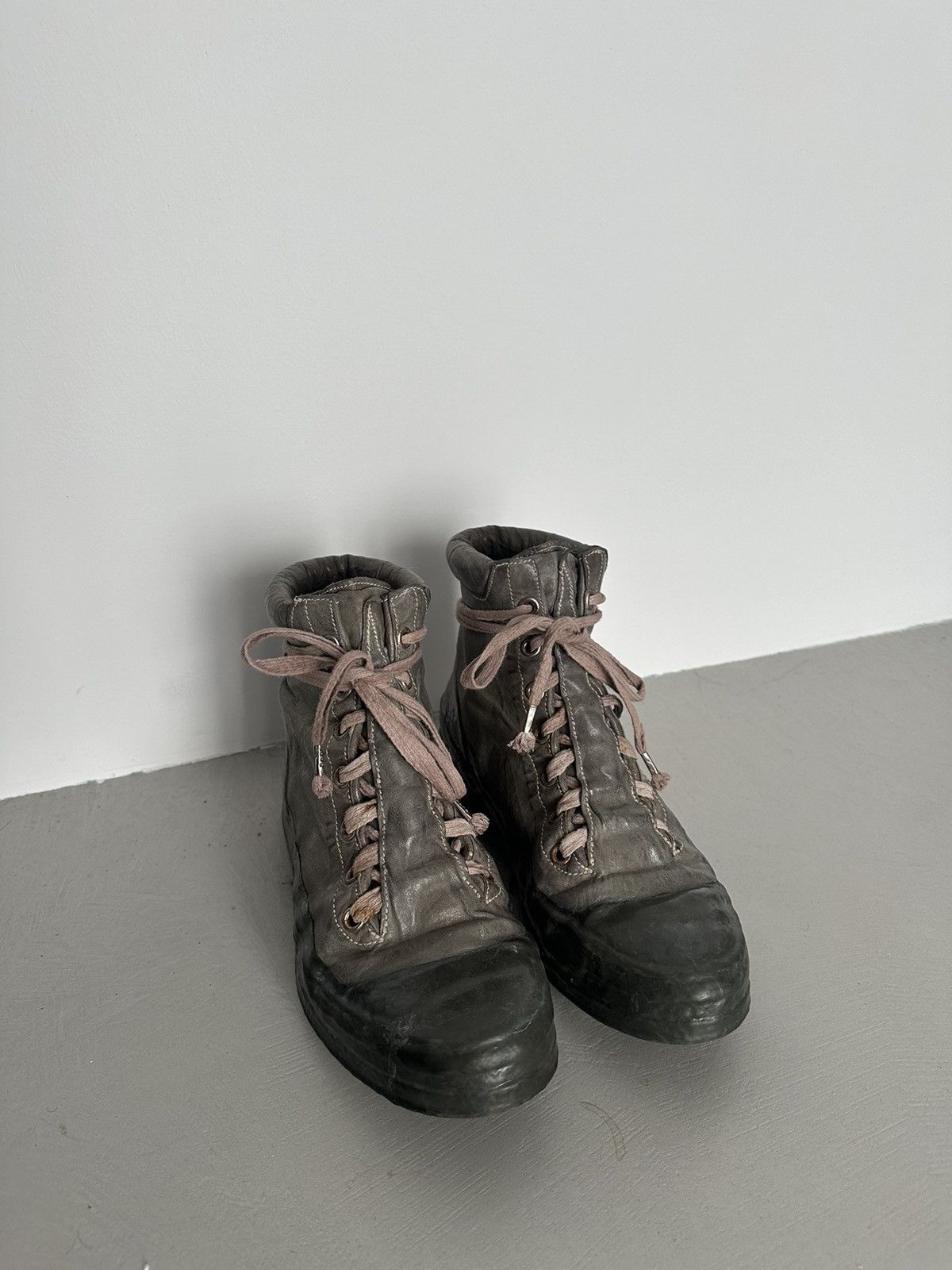 image of Carol Christian Poell Am/2524 Rooms-Ptc/36 Dripped Sneakers in Grey, Men's (Size 9)