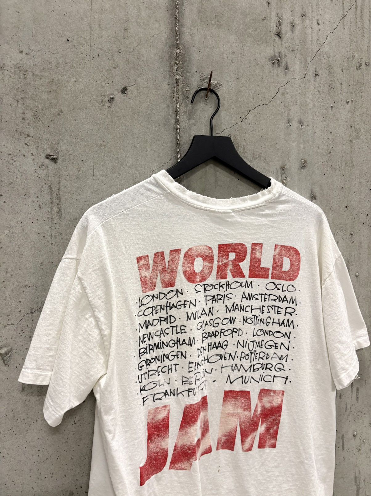 Band Tees Vintage Pearl Jam World Shirt Thrashed Faded Grunge Band Size US XL / EU 56 / 4 - 5 Thumbnail