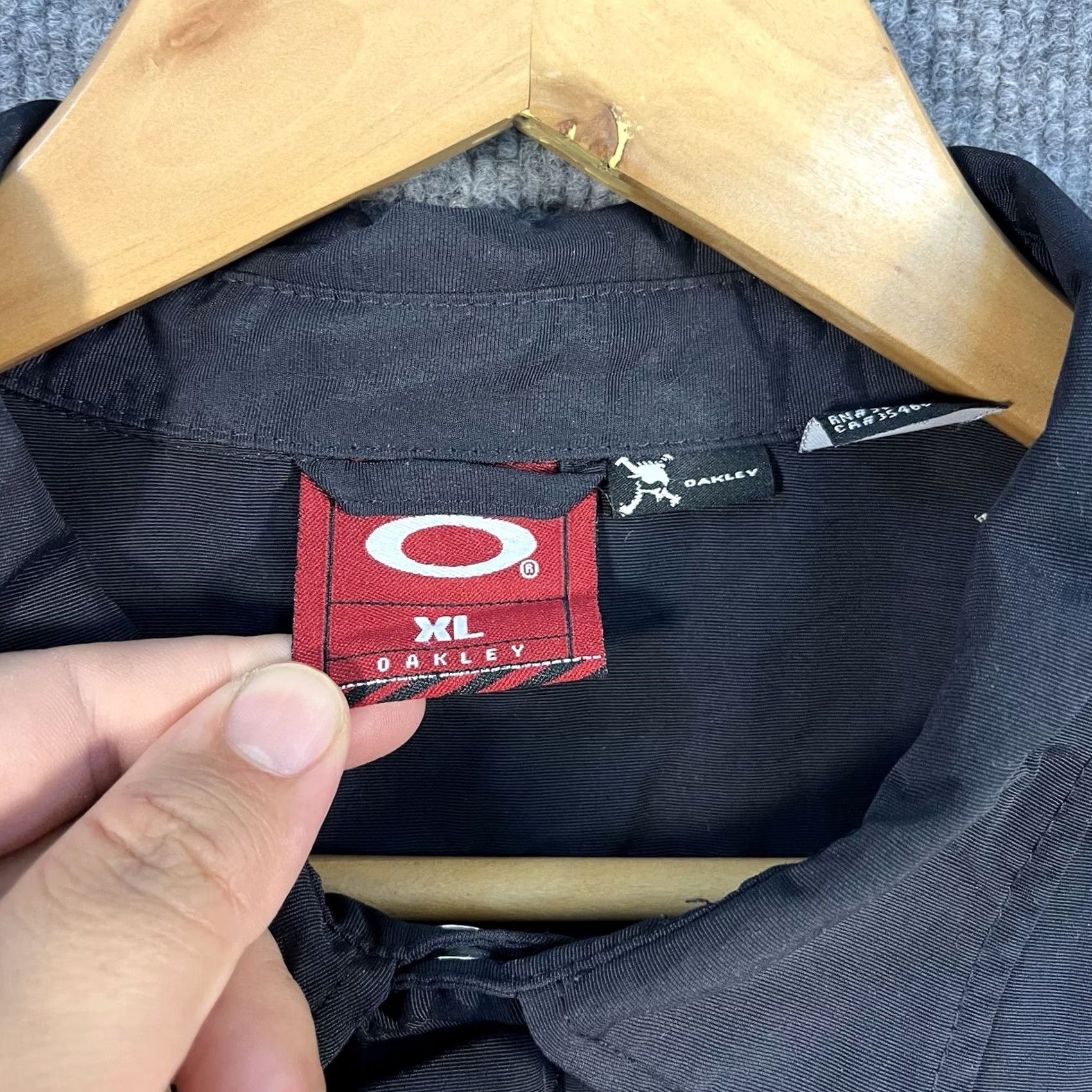 Oakley VINTAGE Oakley Windbreaker Jacket Mens XL Black Zip Nylon Solid Logo 90s Y2K Gorpcore Size US XL / EU 56 / 4 - 5 Thumbnail
