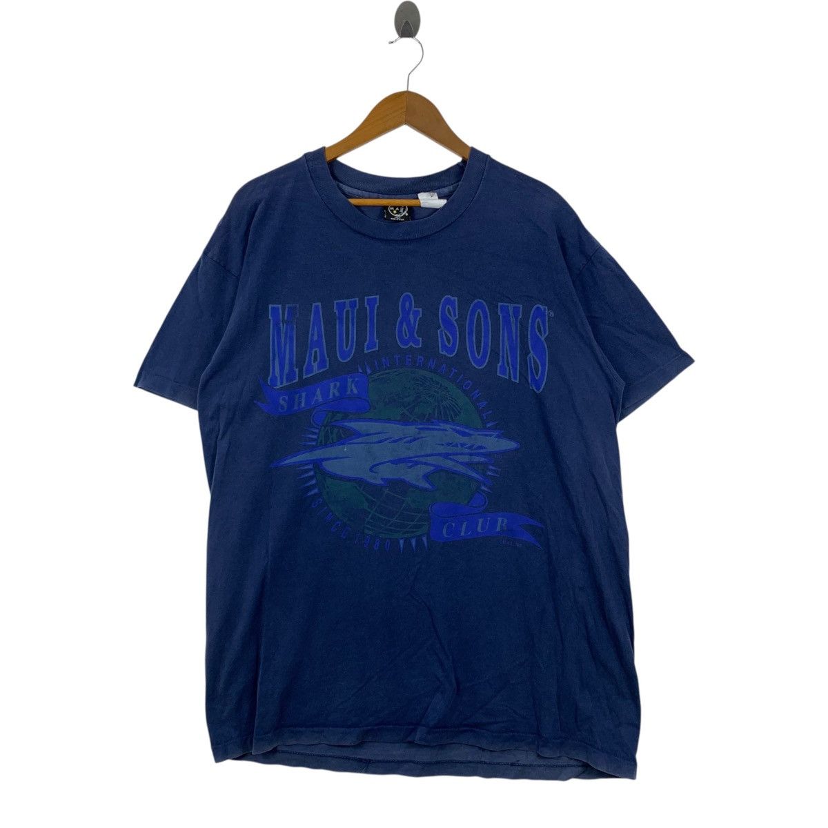 Maui and Sons Vintage 90s MAUI AND SONS 1994 Usa Shark Club Tshirt Size US XL / EU 56 / 4 - 1 Thumbnail