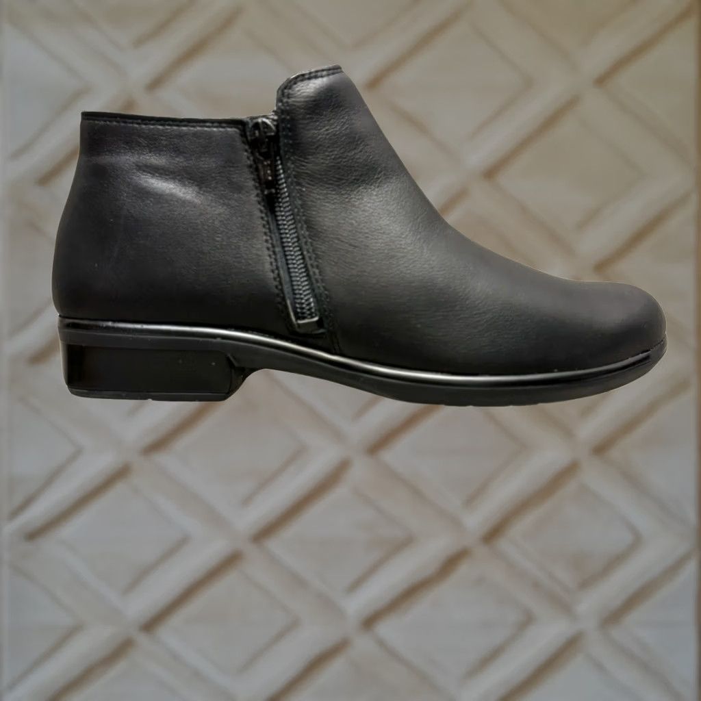 Vintage Naot Helm Bootie Black Leather Water Resistant Double Zip Ankle Boot EU 38 US 7 Womens Size US 7 / IT 37 - 1 Thumbnail