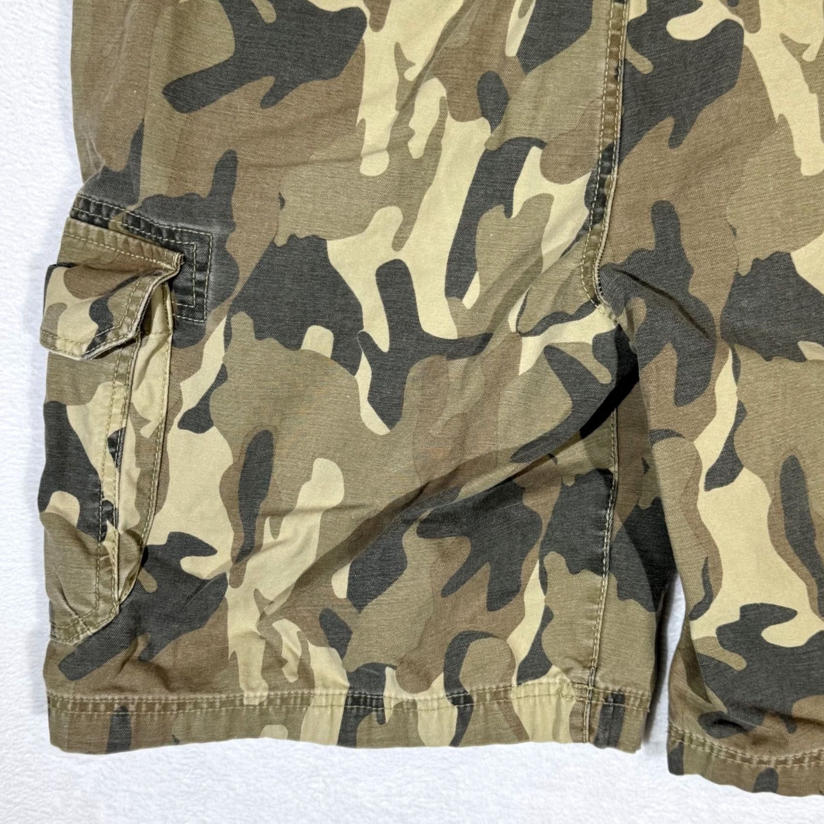 Izod Izod Cargo Shorts Men 38 Green Camouflage Cotton Classic Fit High-Rise Casual Pockets Summer Mens Size US 38 / EU 54 - 7 Thumbnail