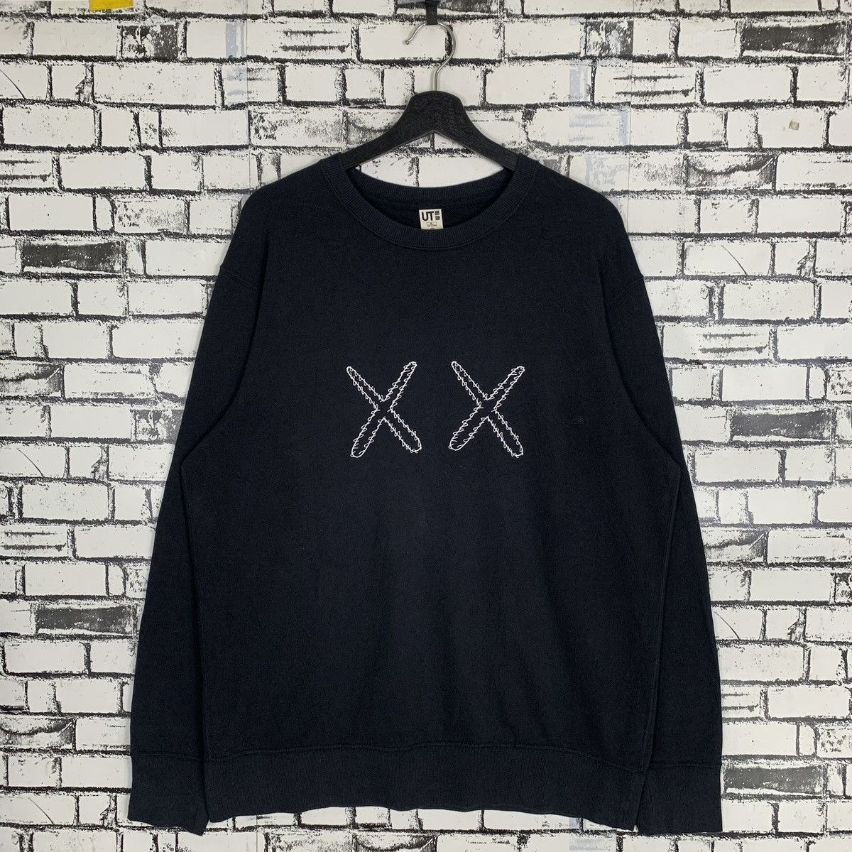 Kaws × Uniqlo Vintage Kaws X Japanese Brand Sweatshirt Size US XL / EU 56 / 4 - 1 Thumbnail