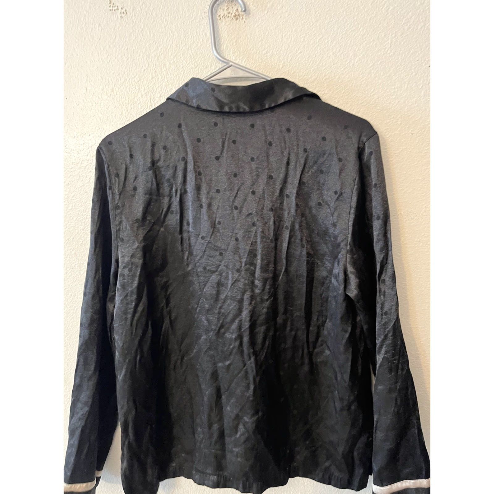 Victoria's Secret VINTAGE Victoria's Secret L/S Button Up Pajama Sleep Shirt Black Satin Embroidered "V" S Night shirt Women Sleepwear Size S / US 4 / IT 40 - 3 Thumbnail