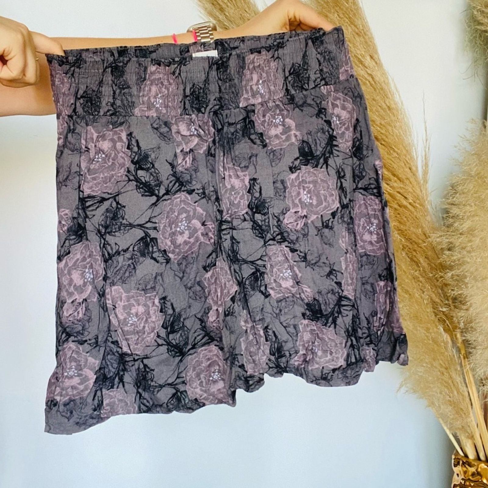 Vintage VINTAGE Y2K Grey Pink Floral Mini Skirt High Or Low Rise Size 30" / US 8 / IT 44 - 4 Thumbnail