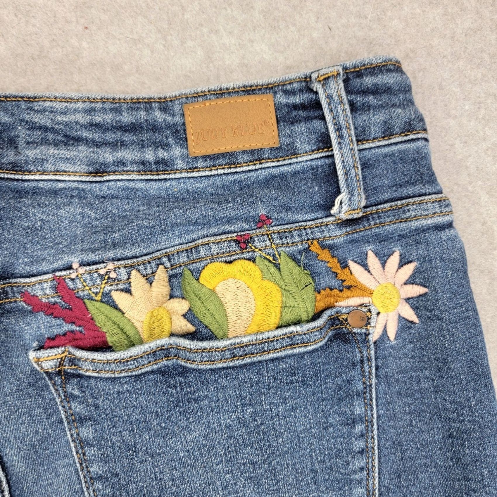 Vintage Judy Blue Jeans Women 14W Boyfriend Distressed Embroidered Flowers Blue 5-Pocket Denim Jeans Boyfriend Fit Size 14W Womens Size 36" / US 14 / IT 50 - 7 Thumbnail