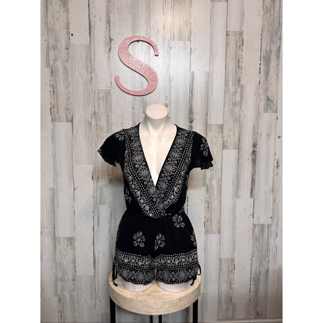 Other Black Boho Floral Print V-Neck Short Sleeve Romper – Size Small Size 27" / US 4 / IT 40 - 1 Thumbnail