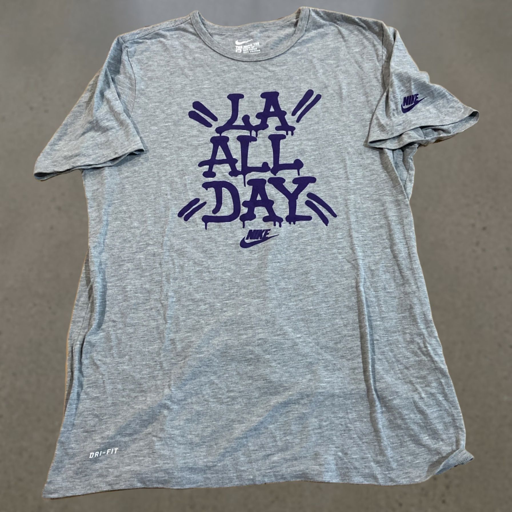 Nike Nike Tee Shirt Mens XL Gray Big Logo Lakers Grafiti Crew Neck Athleisure Retro Size US XL / EU 56 / 4 - 1 Thumbnail
