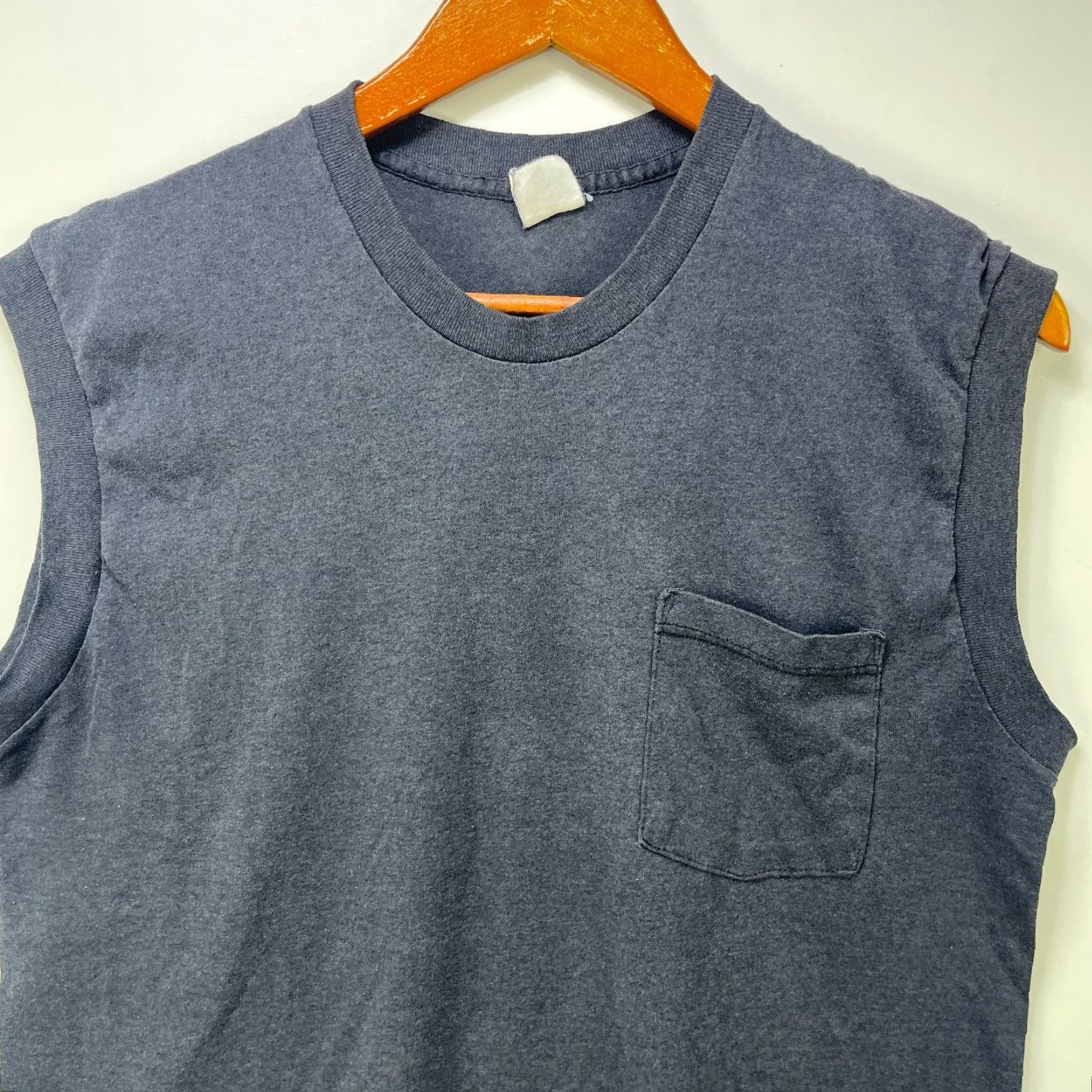 Fruit Of The Loom VINTAGE Fruit of the Loom Shirt M L Black Sleeveless 90s 1990s Cotton Knit Logo Men T-Shirt Size US M / EU 48-50 / 2 - 2 Thumbnail