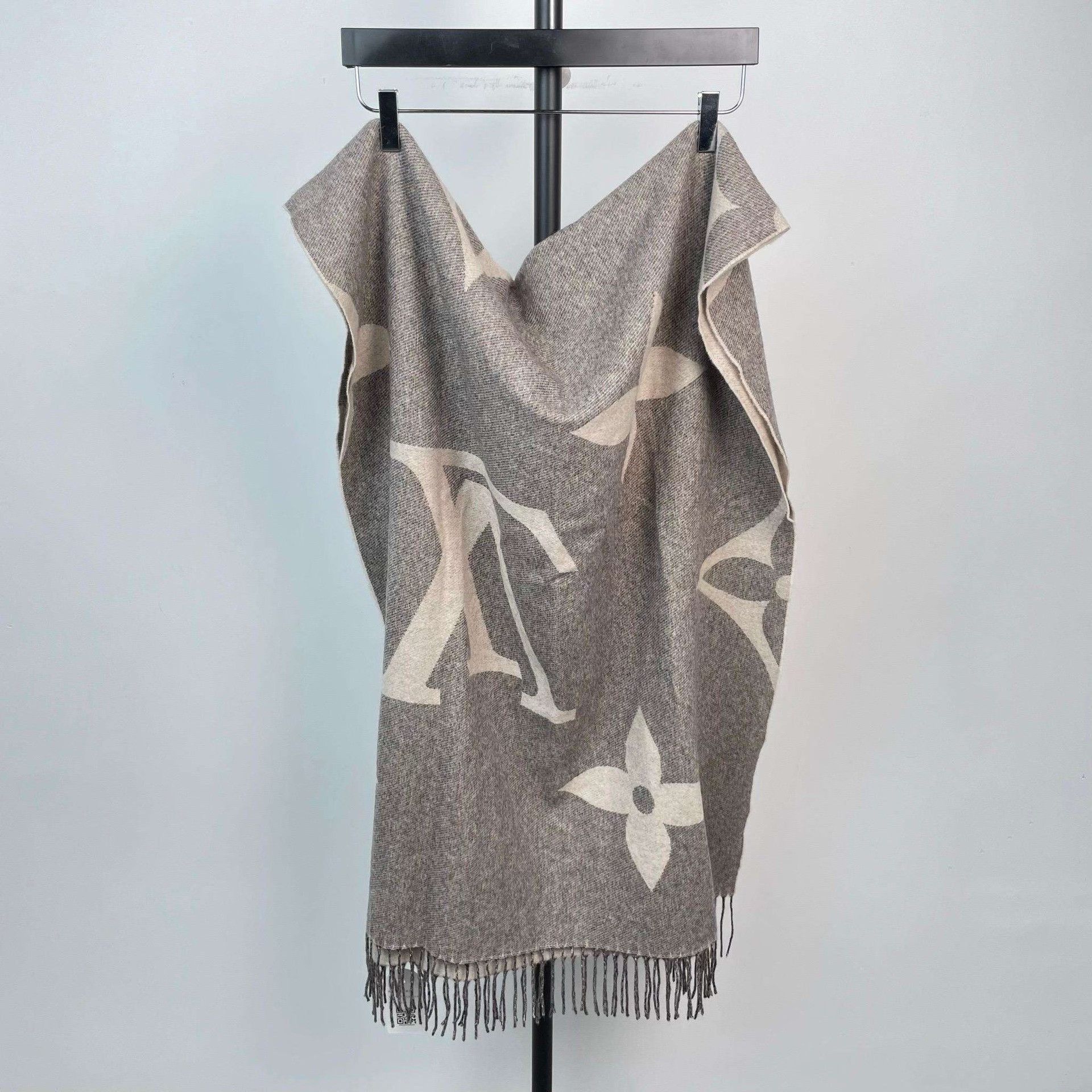 Louis Vuitton Louis Vuitton Gray Monogram Cashmere Scarf Size ONE SIZE - 1 Thumbnail