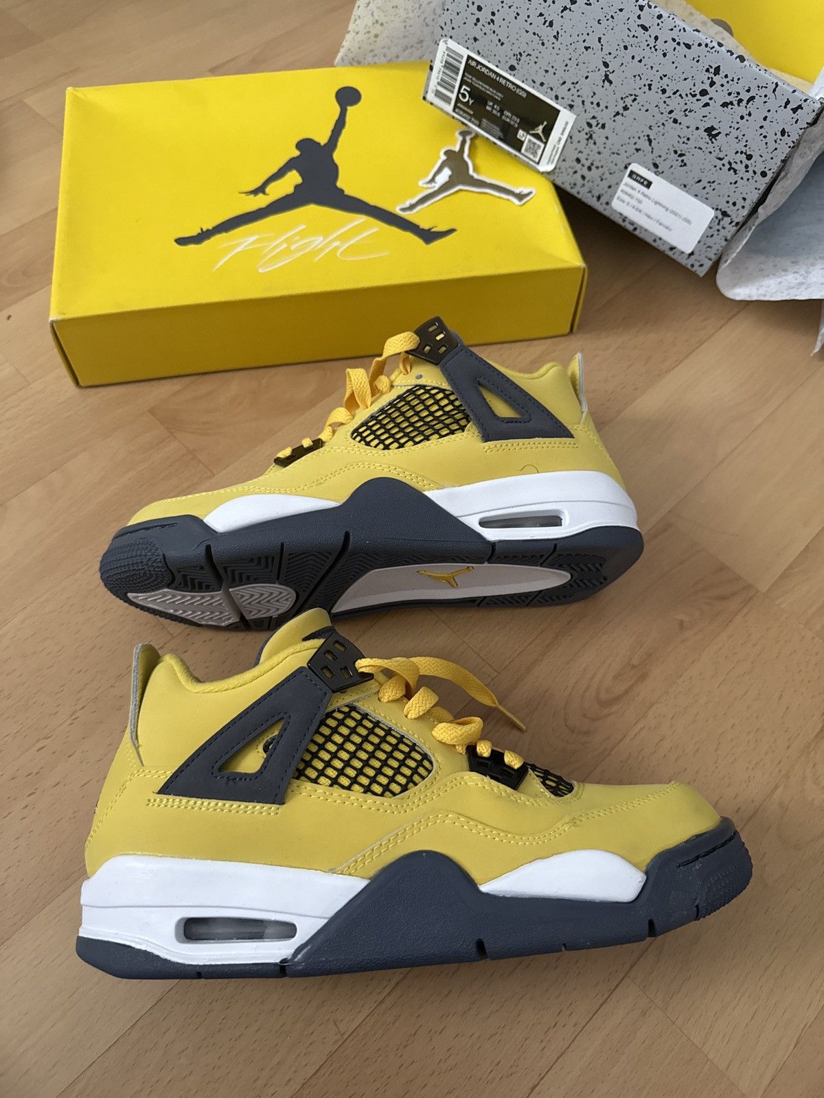 Jordan Brand Air Jordan 4 Retro 'Lightning' 2021 sz 5y Size US 5 / EU 37 - 4 Thumbnail