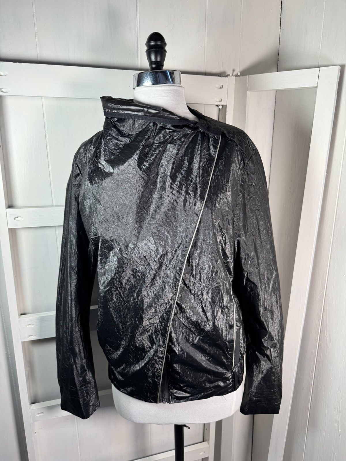Hussein Chalayan × Puma Puma x Hussein Chalayan Black Asymmetrical Zip Windbreaker Size L / US 10 / IT 46 - 2 Thumbnail