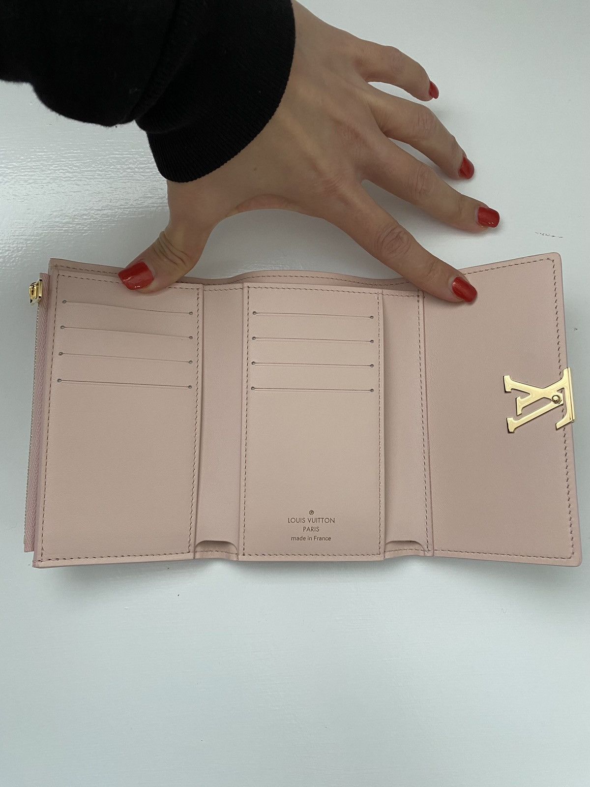 Louis Vuitton Authentic Louis Vuitton Capucines Wallet Size ONE SIZE - 7 Thumbnail