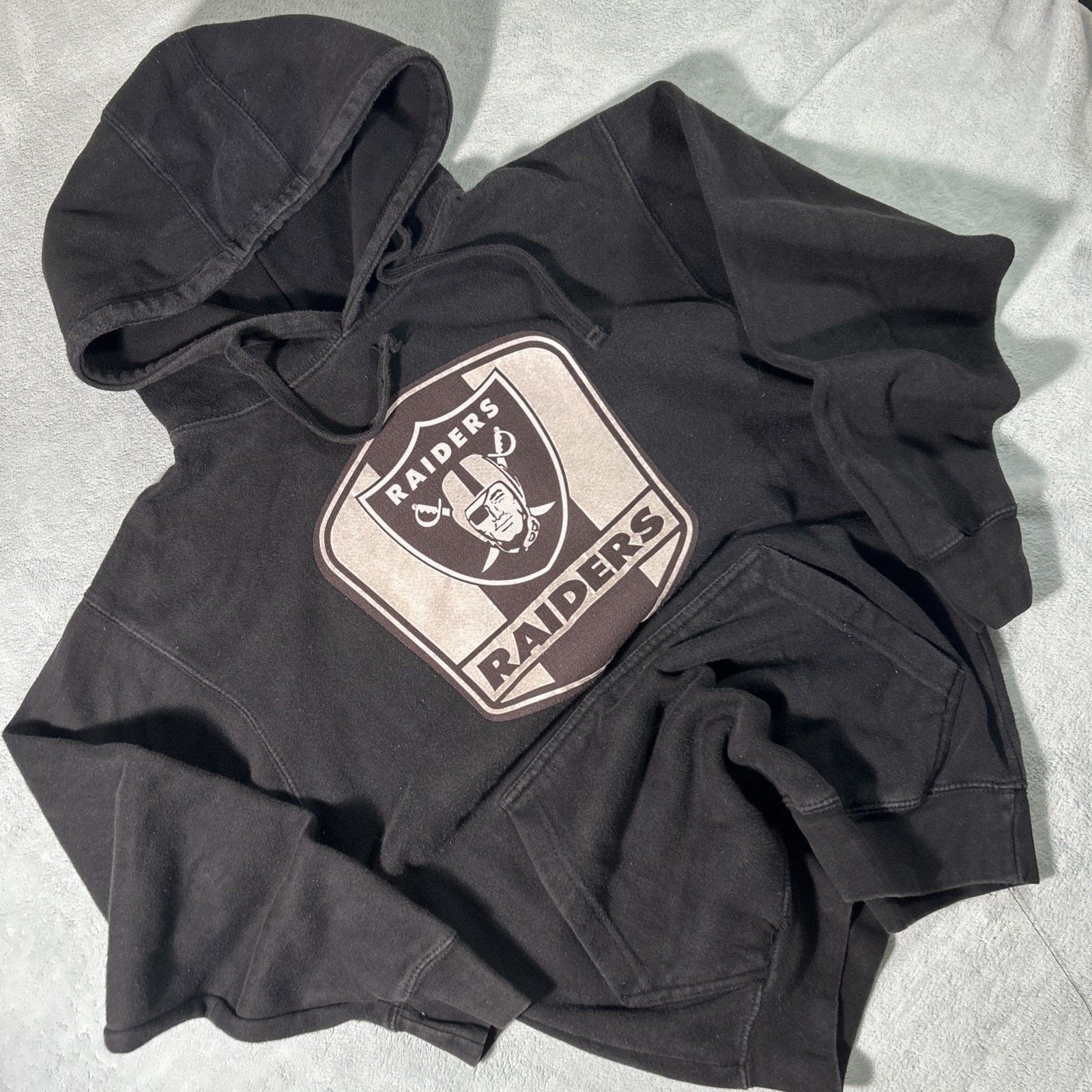 Gildan Raiders NFL Hoodie Mens Small Pullover Salute Shield Vintage Size US S / EU 44-46 / 1 - 1 Thumbnail