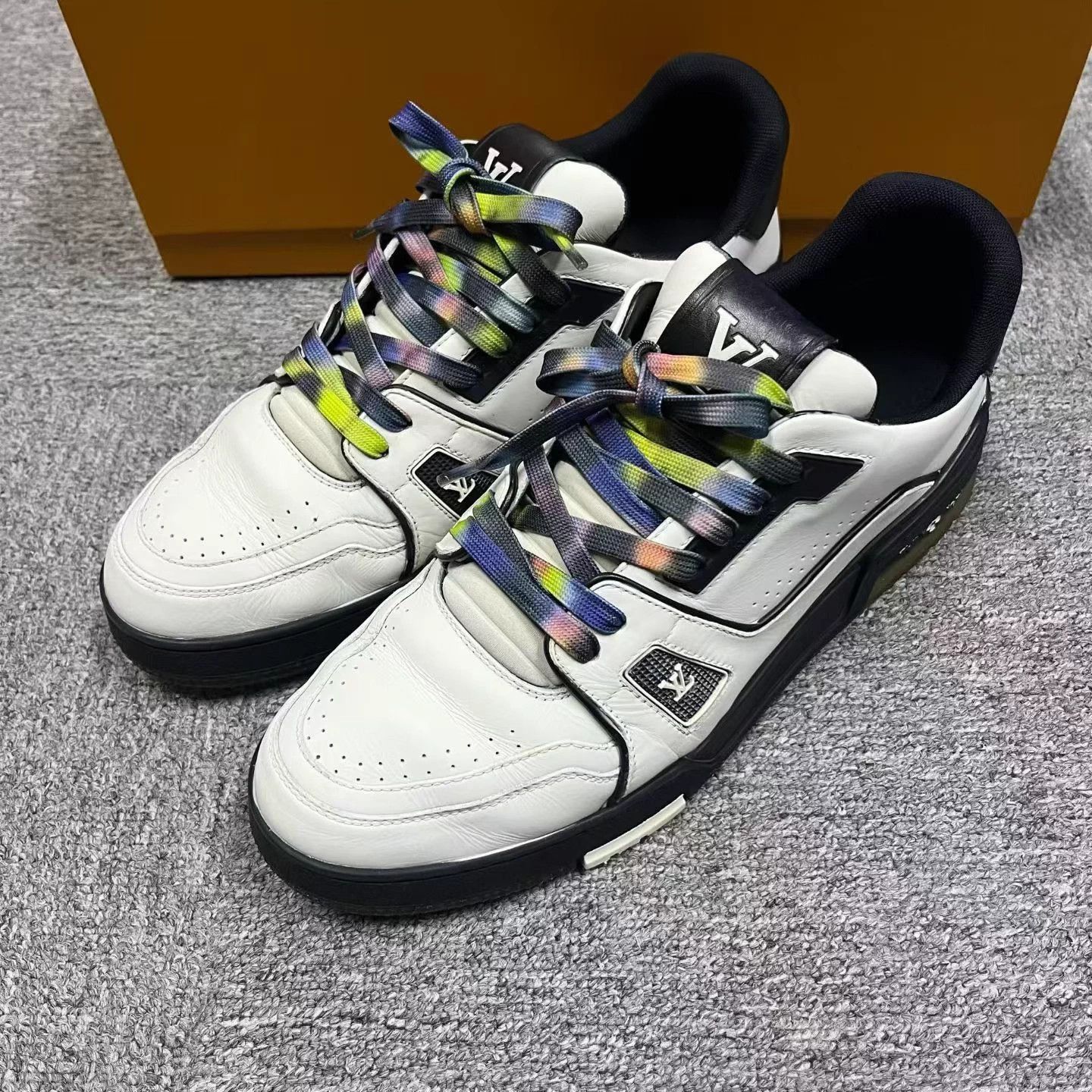 Louis Vuitton Louis Vuitton White & Black Leather Low-Top Sneaker US8 Size US 8 / EU 41 - 2 Thumbnail