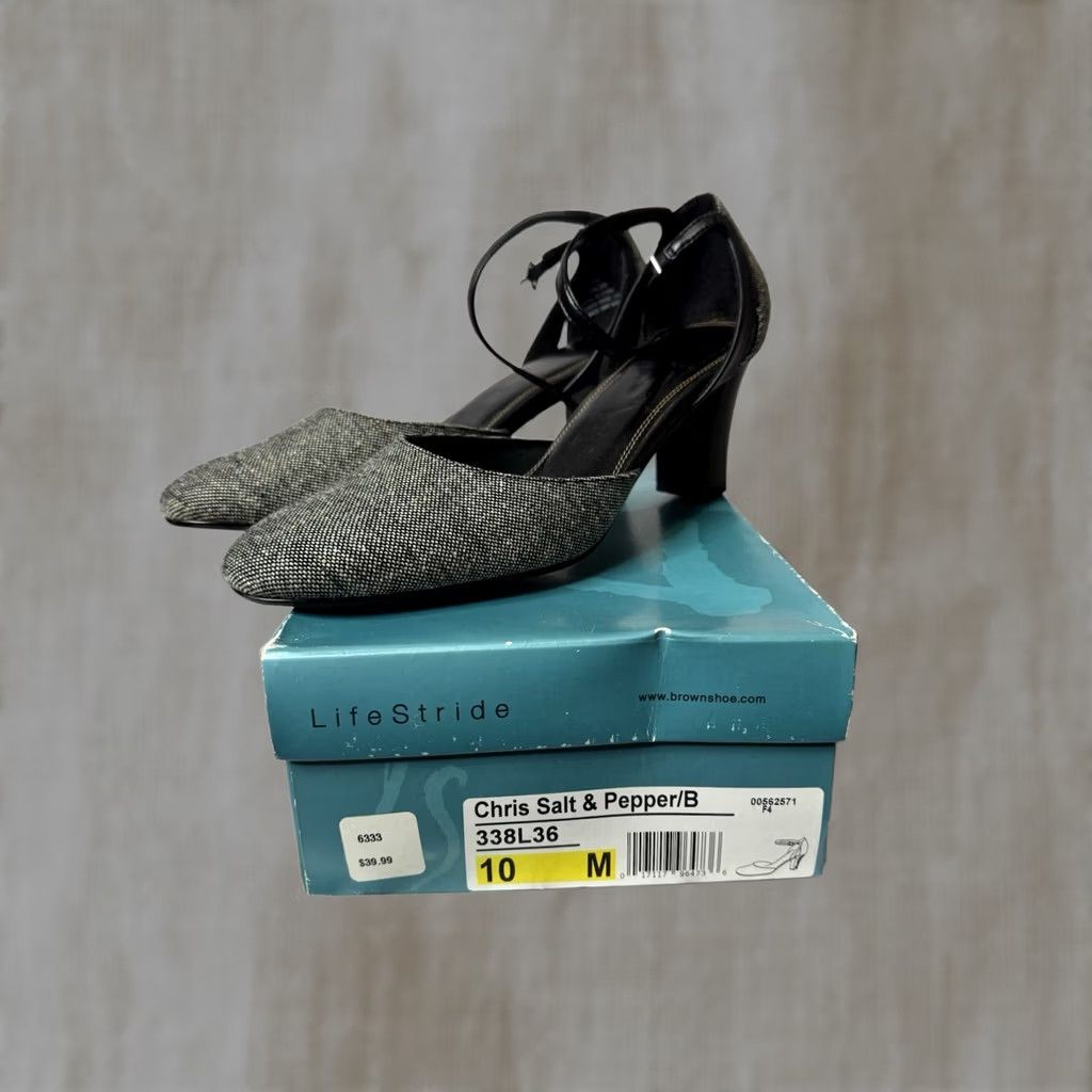 Vintage LifeStride Pepper Low Heels Size 10M Thong Sandal Woman Gray M Comfort Strappy Eureka Preppy Vintage No Size US 10 / IT 40 - 1 Thumbnail