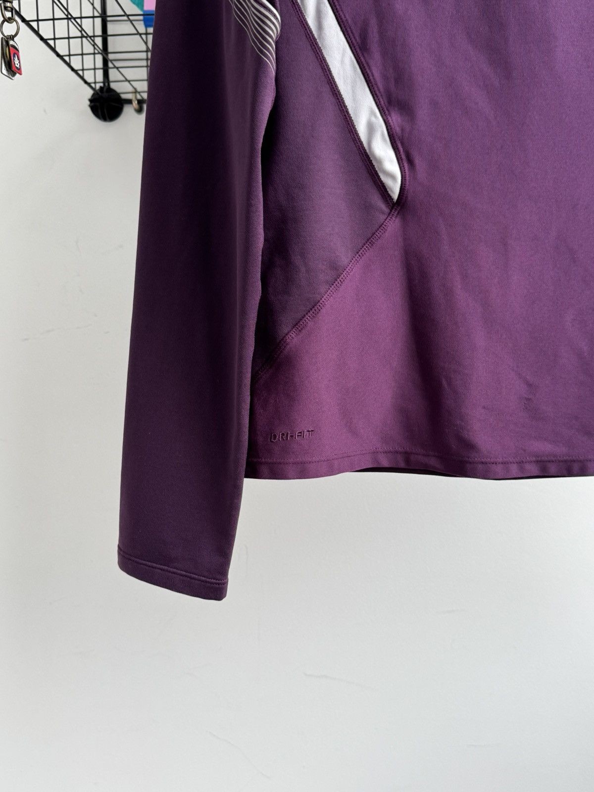Nike Vintage Nike Dri Fit Thermal Running Long Sleeve Size US S / EU 44-46 / 1 - 9 Thumbnail