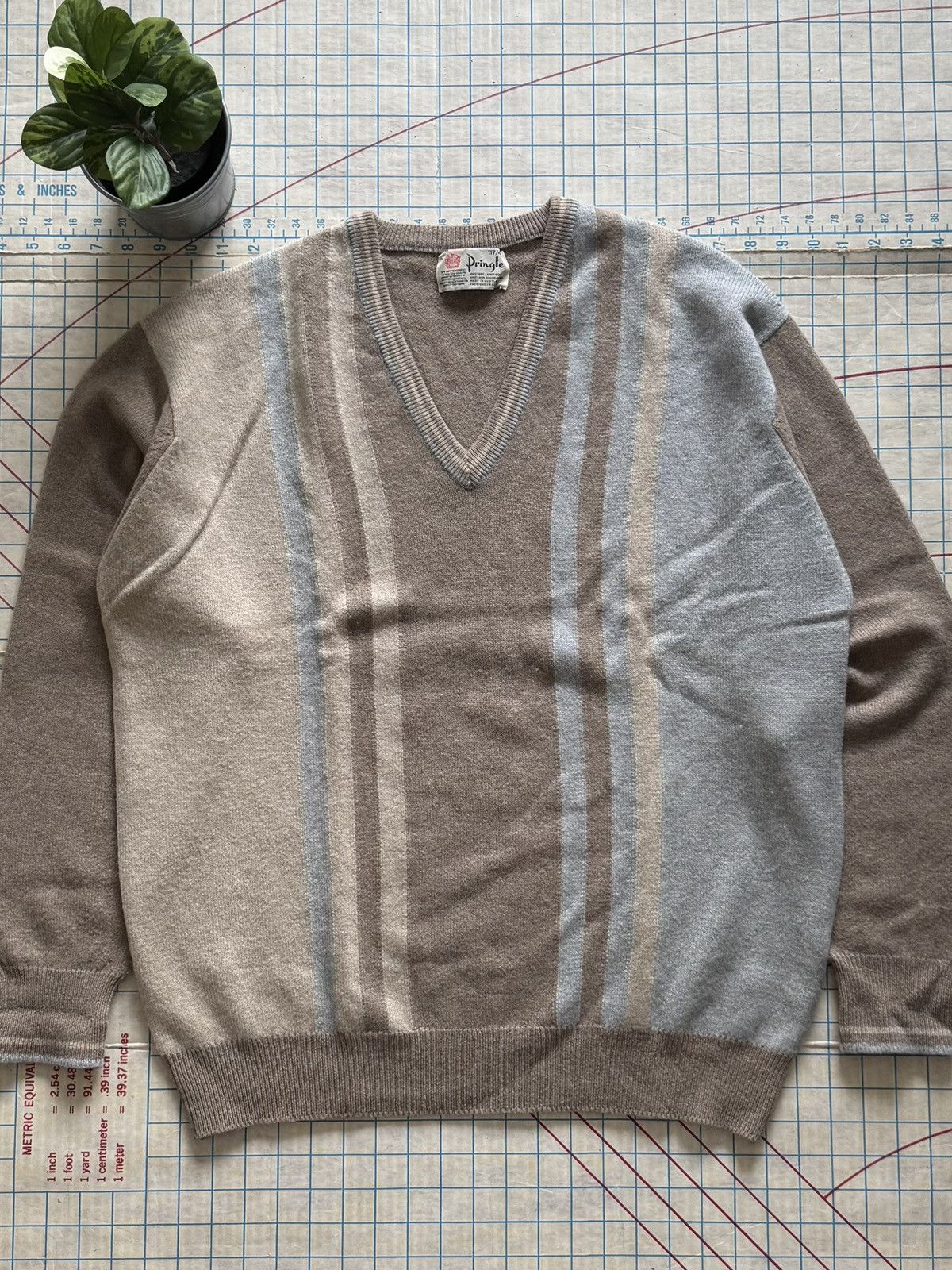 Pringle Of Scotland Vintage Pringle Of Scotland Wool V-Neck Knit Sweater Size 46 Size US L / EU 52-54 / 3 - 2 Thumbnail