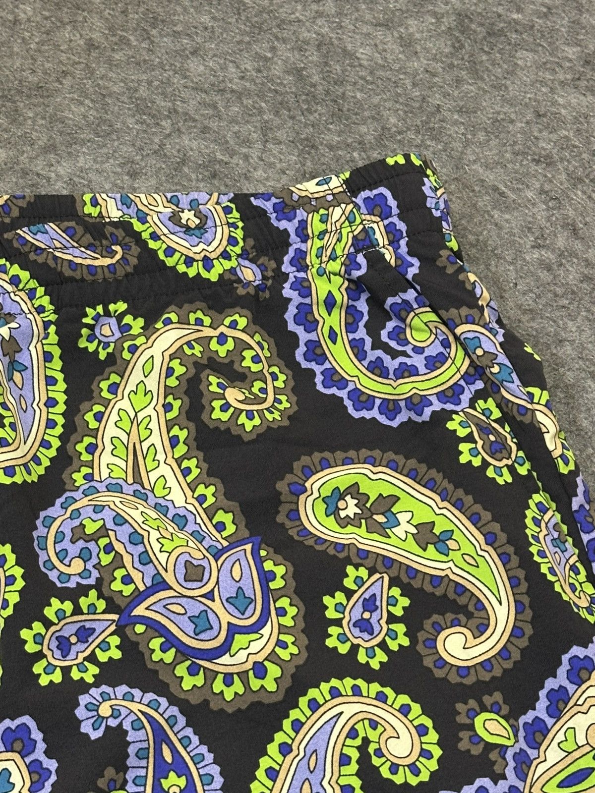 Huf HUF Paisley Easy shorts featuring a green and blue. Size US 34 / EU 50 - 8 Thumbnail