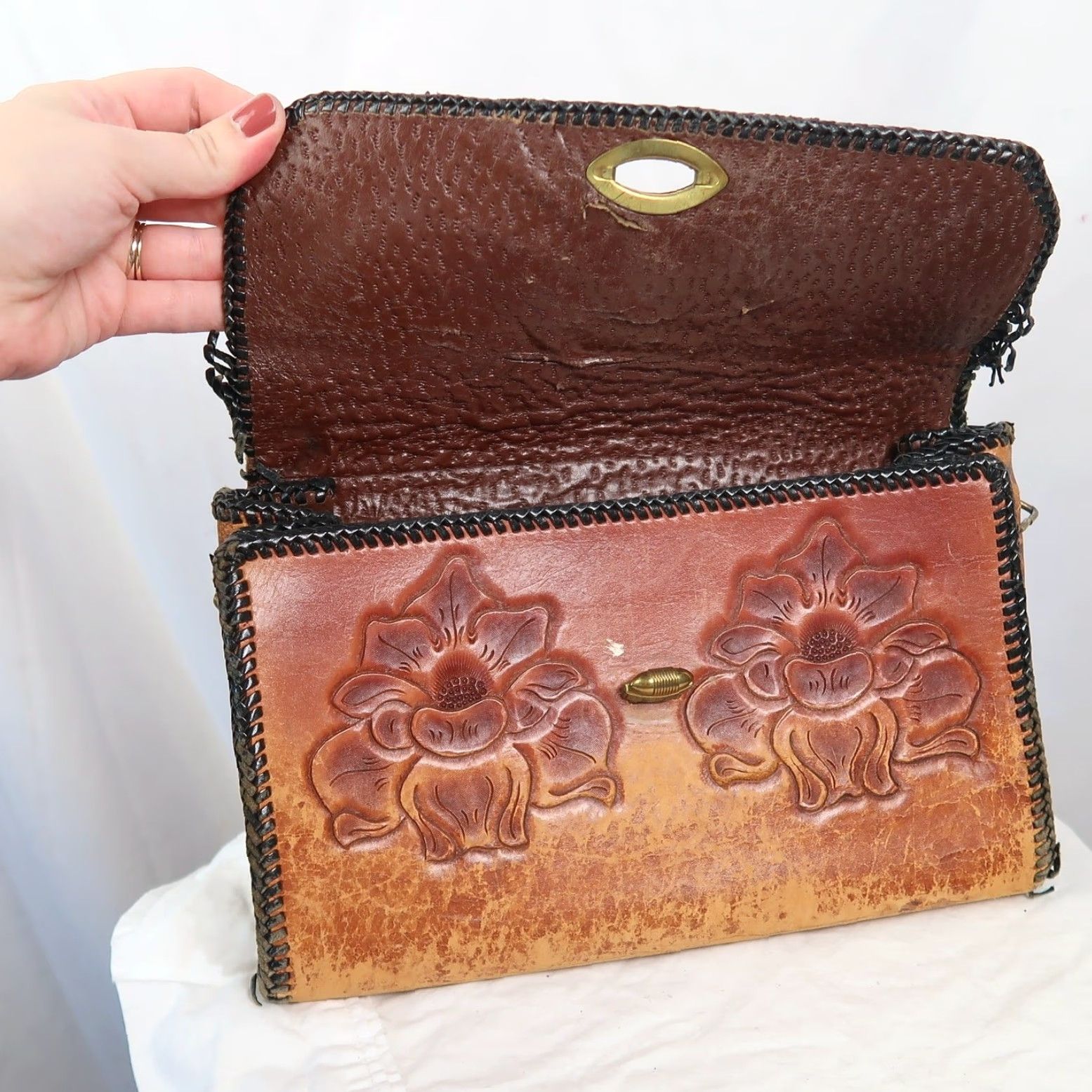 Vintage VINTAGE Brown Floral Embossed Leather Clutch Bag Purse Women Small 70s Bohemian Turn Lock Dining Casual Mens Womens Girls Size ONE SIZE - 7 Thumbnail