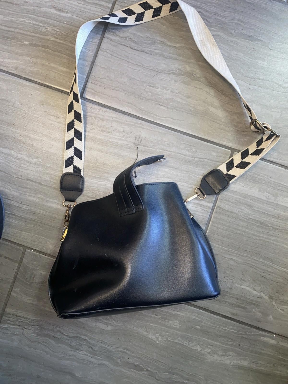 The Unbranded Brand Black Faux Leather Shoulder Bag Size ONE SIZE - 9 Thumbnail