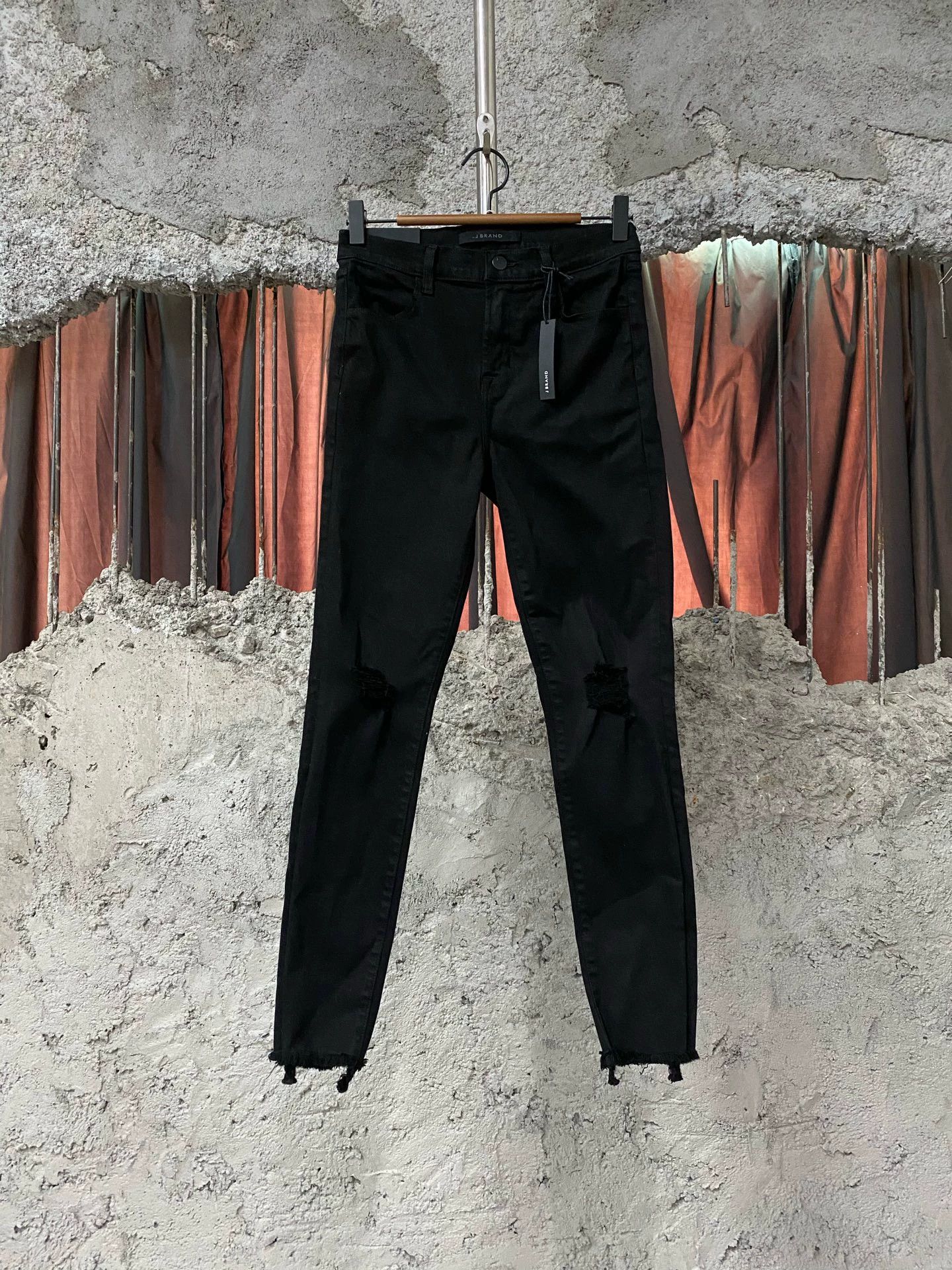 J Brand jbrand distressed jeans 26 NWT Size 26" / US 2 / IT 38 - 1 Thumbnail