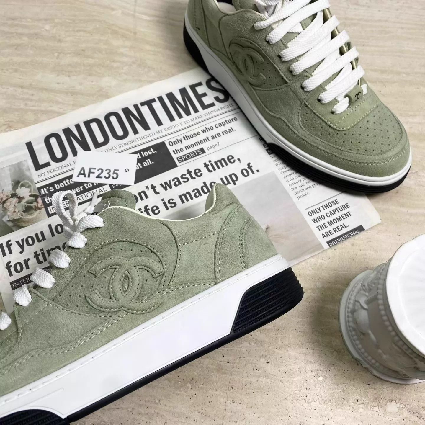 Chanel CHANEL 23A Green Suede CC Sneaker 36.5 99 Size US 6 / IT 36 - 4 Thumbnail