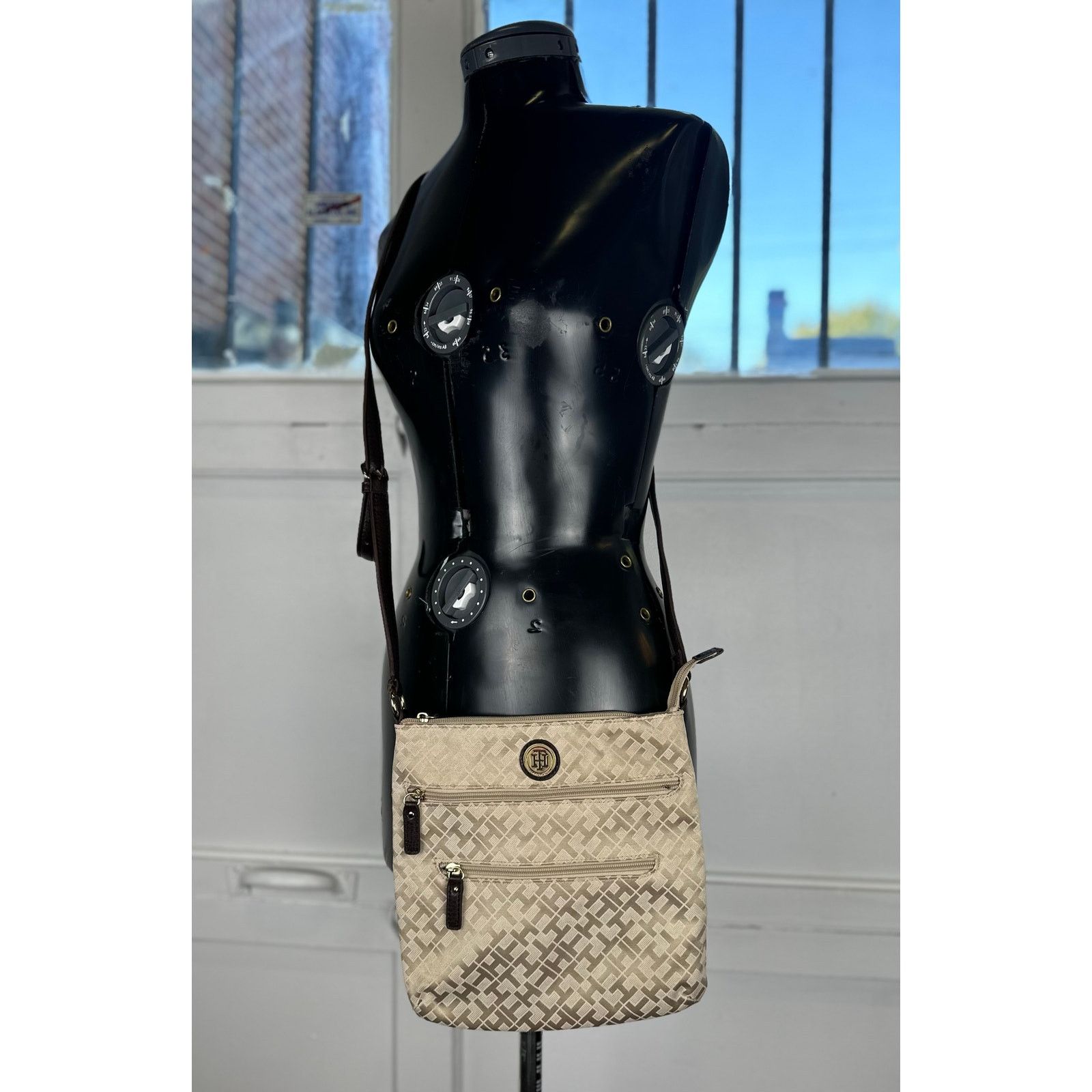 Tommy Hilfiger Tommy Hilfiger Tan Faux Leather TH Signature Med Purse Size ONE SIZE - 4 Thumbnail