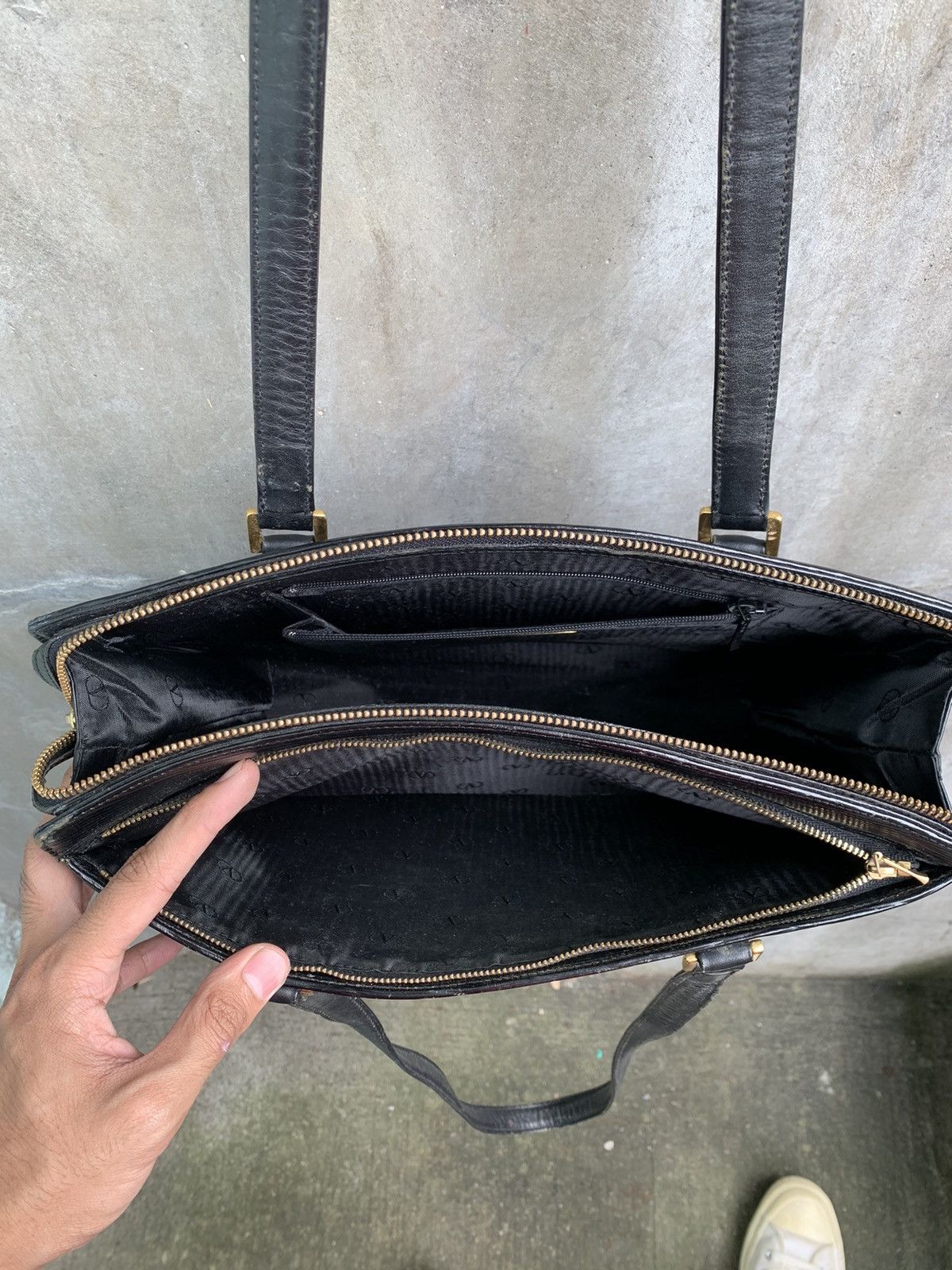 Valentino Epi Leather Black Shoulder Bag Size ONE SIZE - 14 Thumbnail